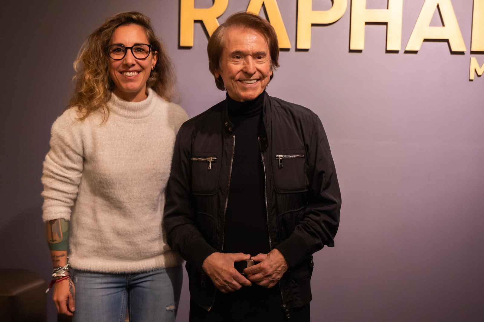Raphael visita el museo en su honor de Linares tras la cesión trajes y su espectacular coche Lincoln