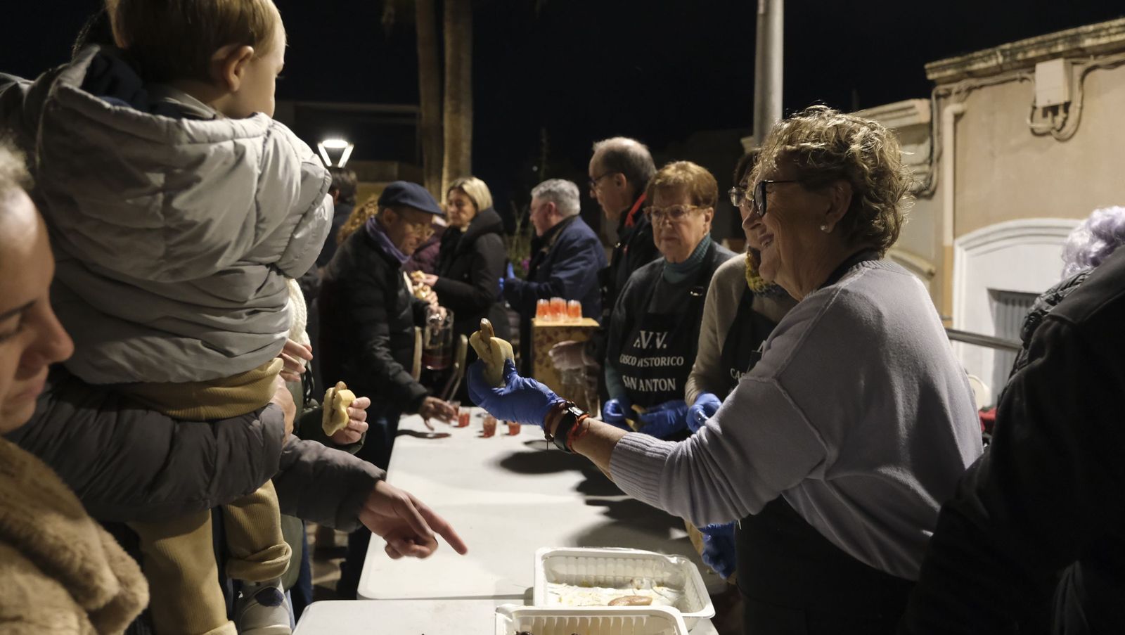 Las Hogueras de San Antón del casco histórico de Almería, en imágenes