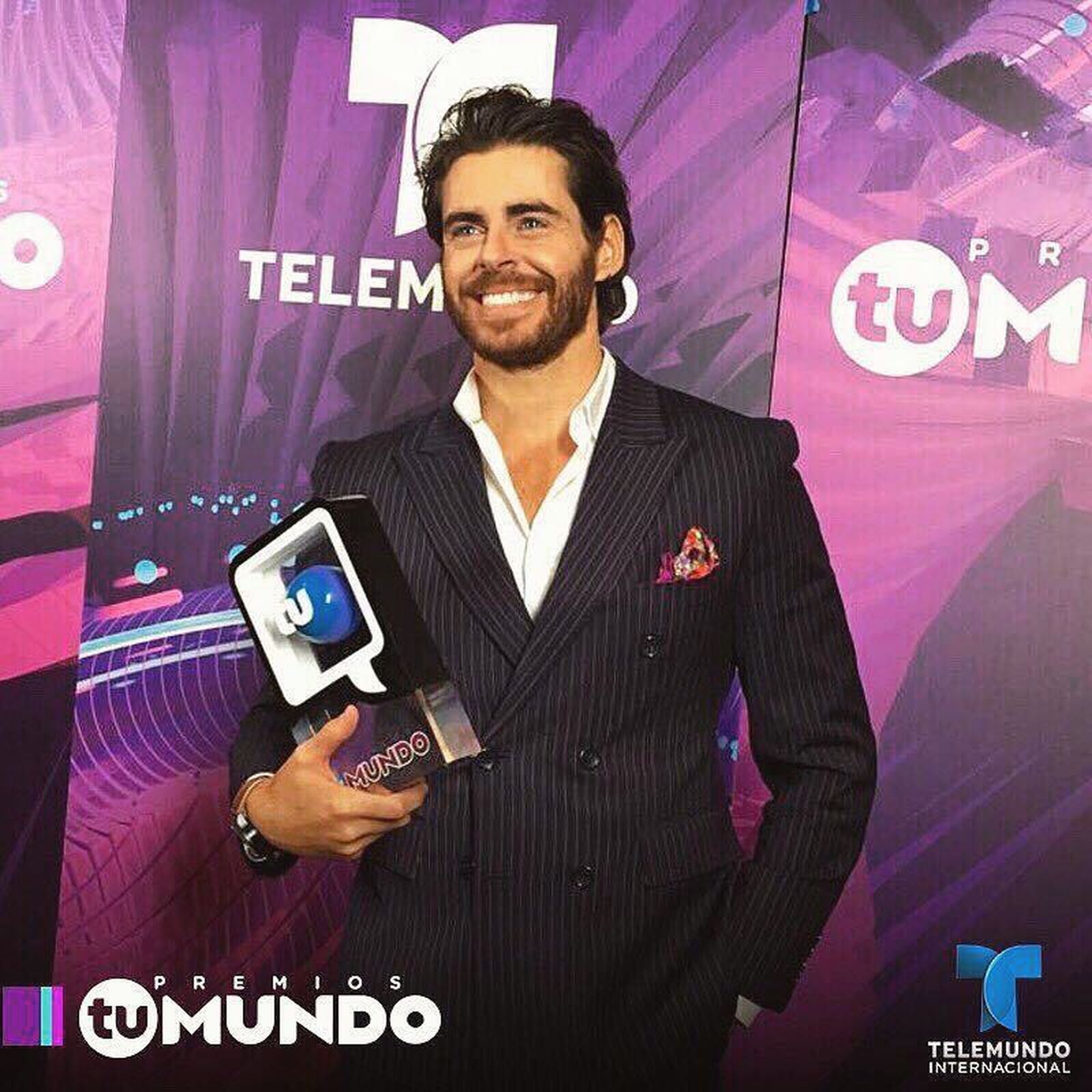 El actor algecireño José María Galeano, posando con el premio para la cadena Telemundo.