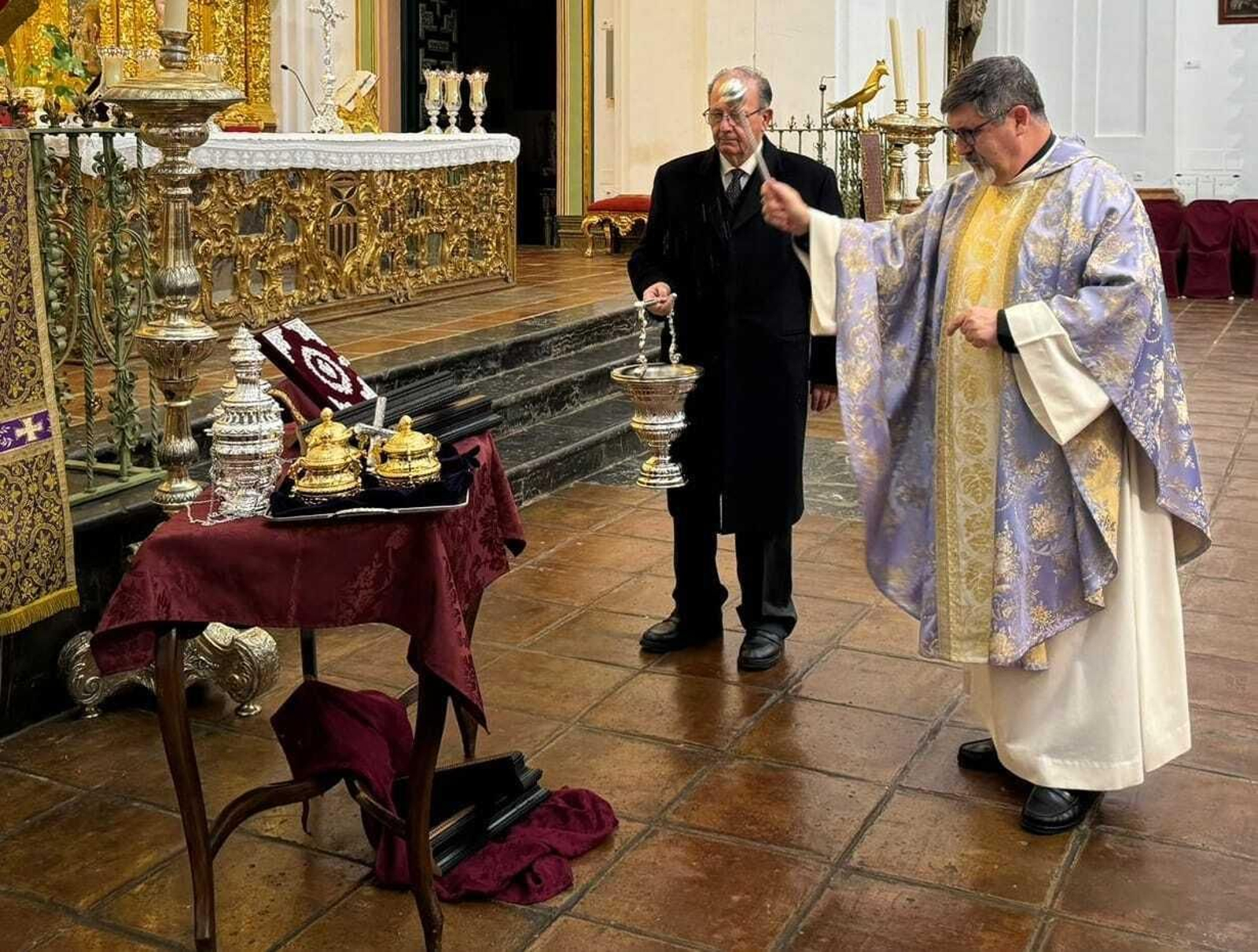 Bendición de los estrenos de la hermandad de la Quinta Angustia en la iglesia de la Merced. Bendición de los estrenos de la hermandad de la Quinta Angustia en la iglesia de la Merced.