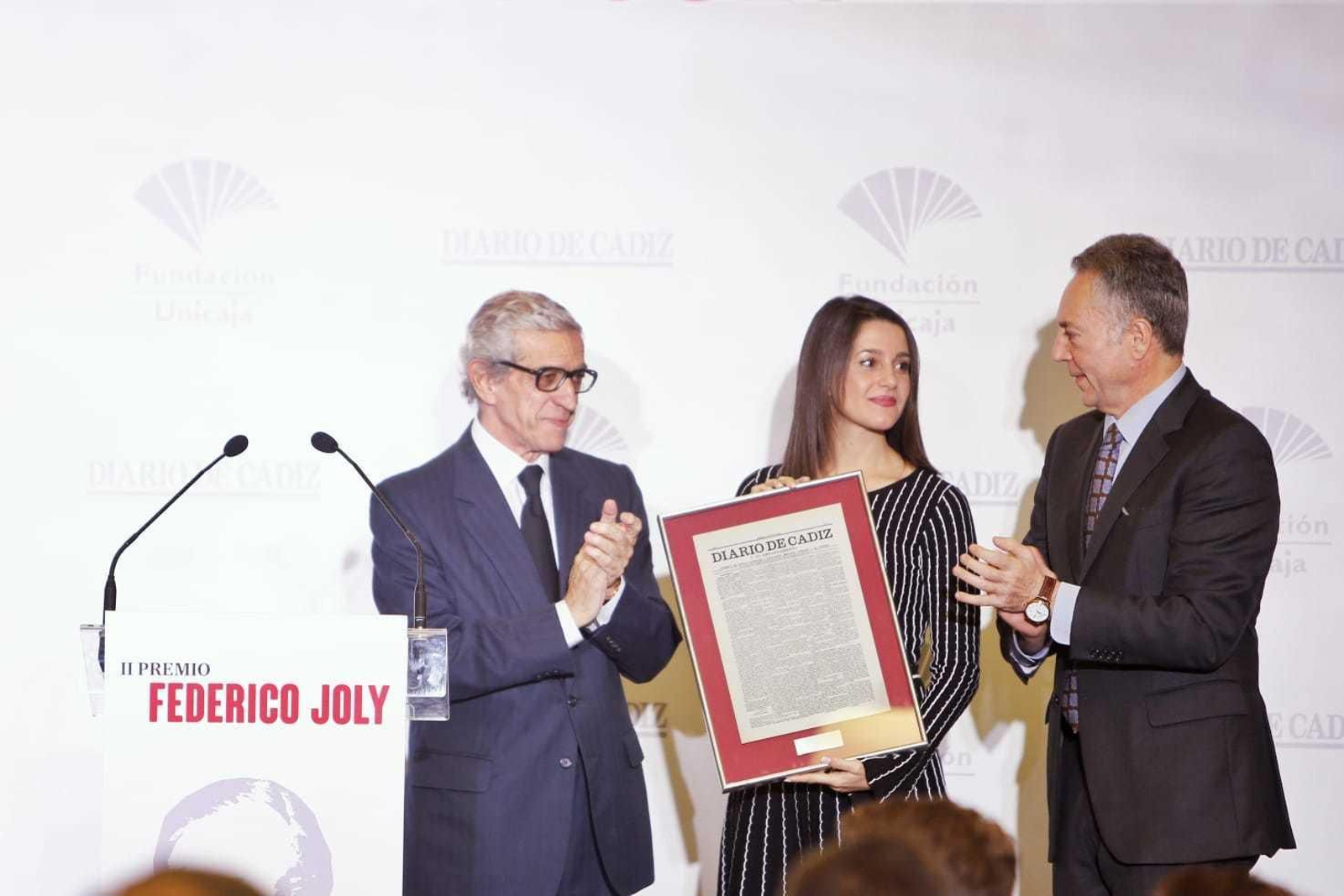 Inés Arrimadas recibe el galardón de manos del presidente de la Fundación Unicaja, Braulio Medel, y del presidente del Grupo Joly, José Joly.