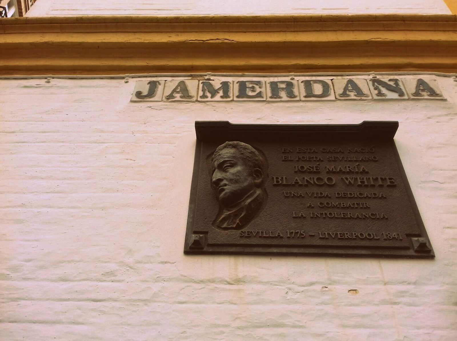 Punto clave de la ruta: placa dedicada a Blanco White en la calle Jamardana.