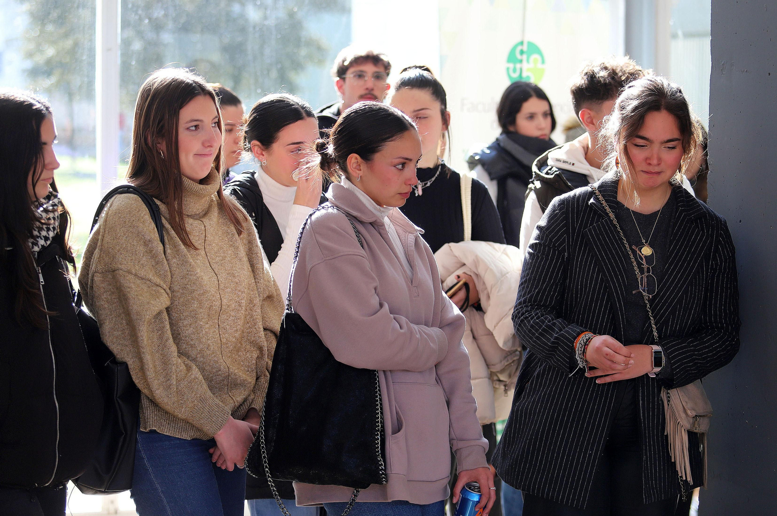 Compañeros y profesores de los estudiantes de Trabajo Social guardan un minuto de silencio en memoria de sus compañeros fallecidos en el incendio, en imágenes