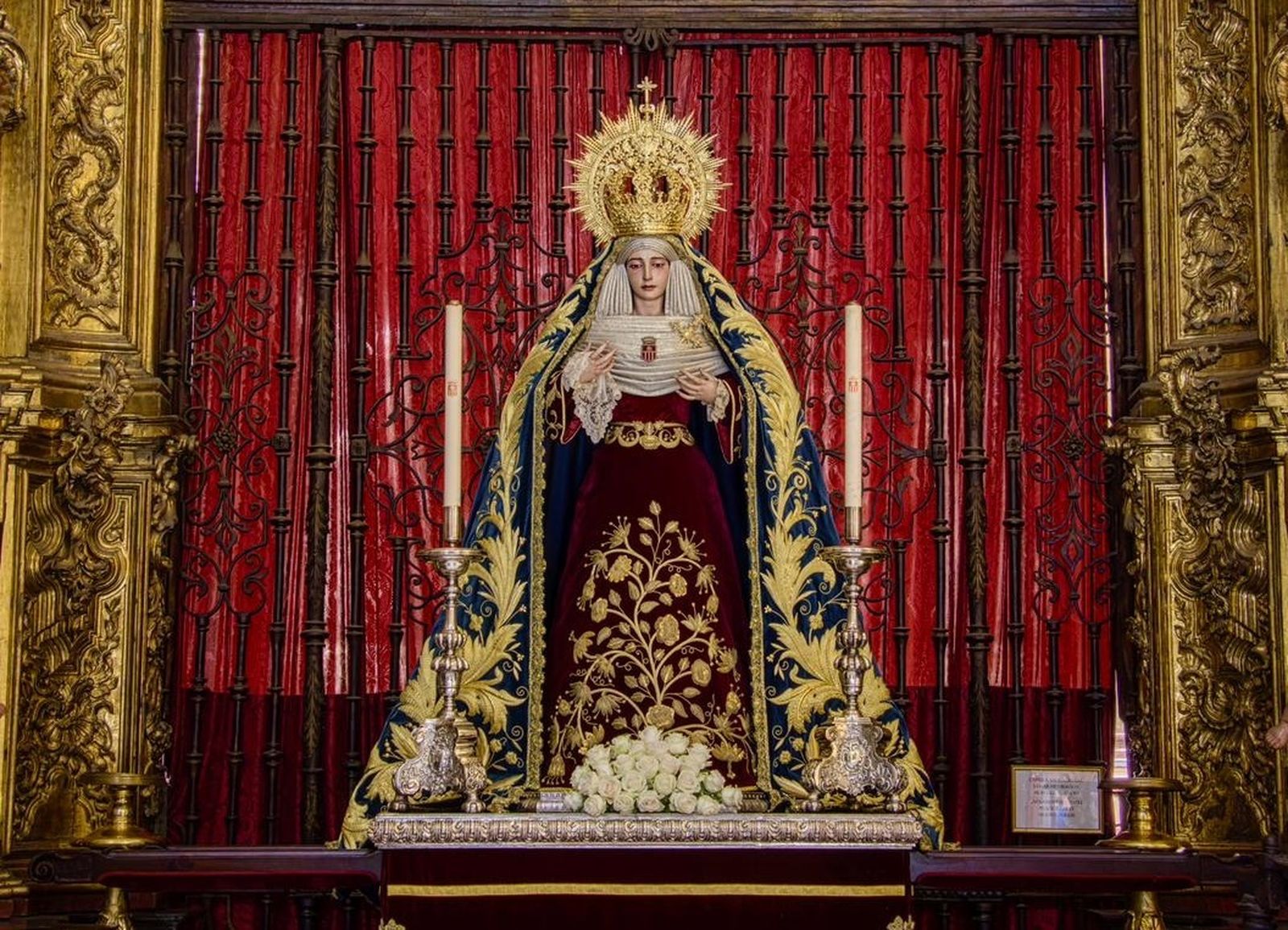 La Virgen de la Merced ante el cancel de la Capilla