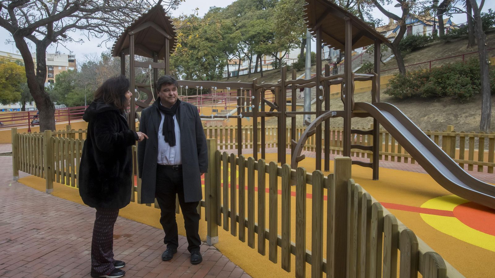 El alcalde, Gabriel Cruz, visita el nuevo parque infantil.
