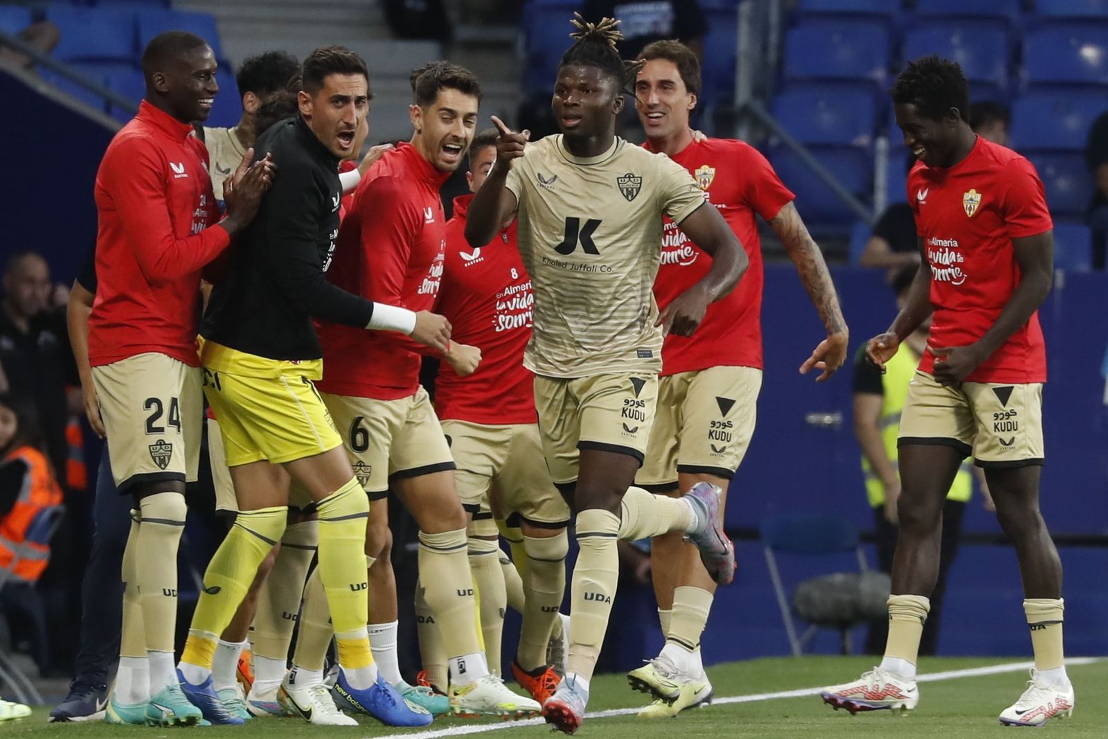 El Bilal celebra con el banquillo el 0-1 en Cornellá