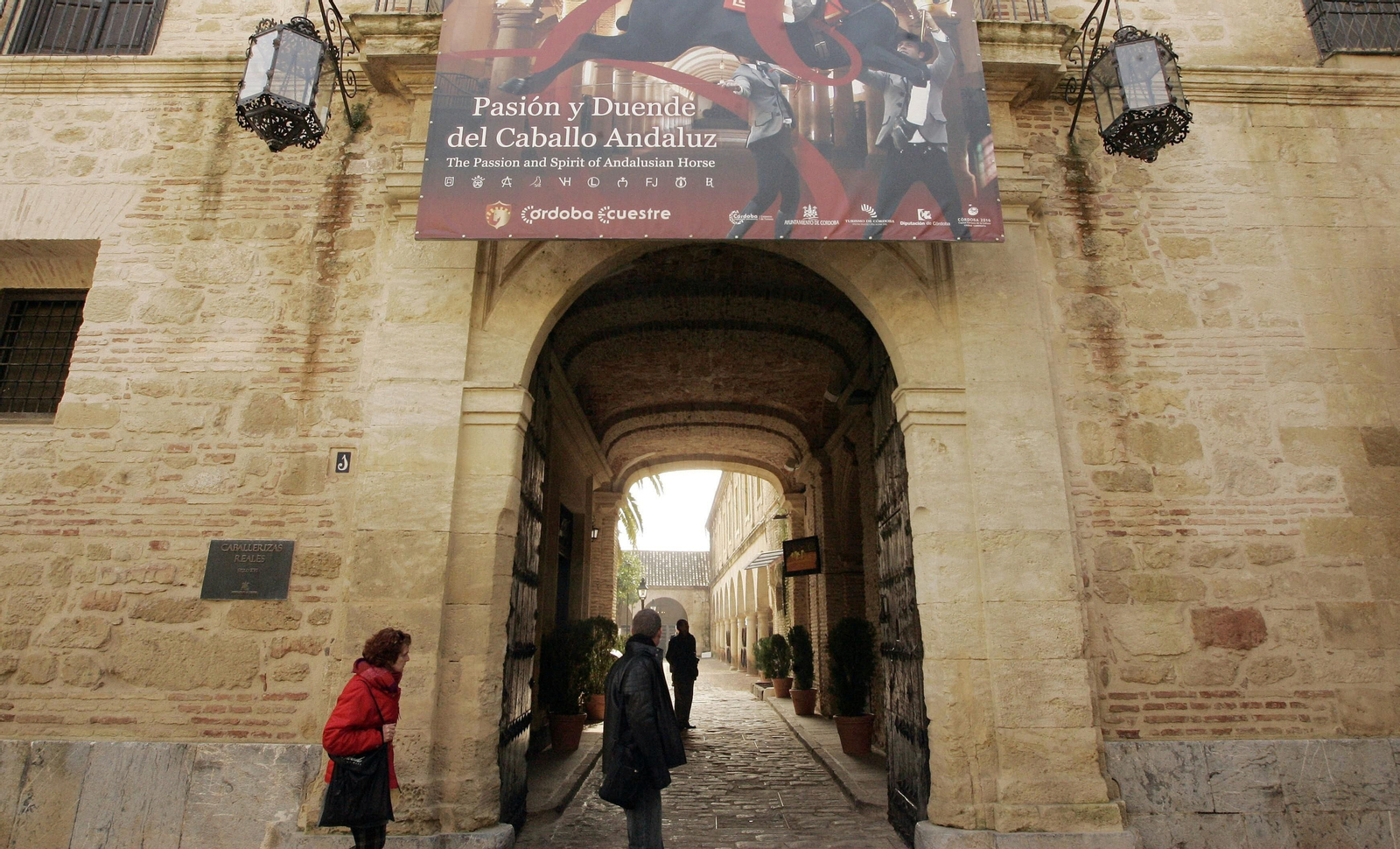 Entrada al edificio de Caballerizas Reales.