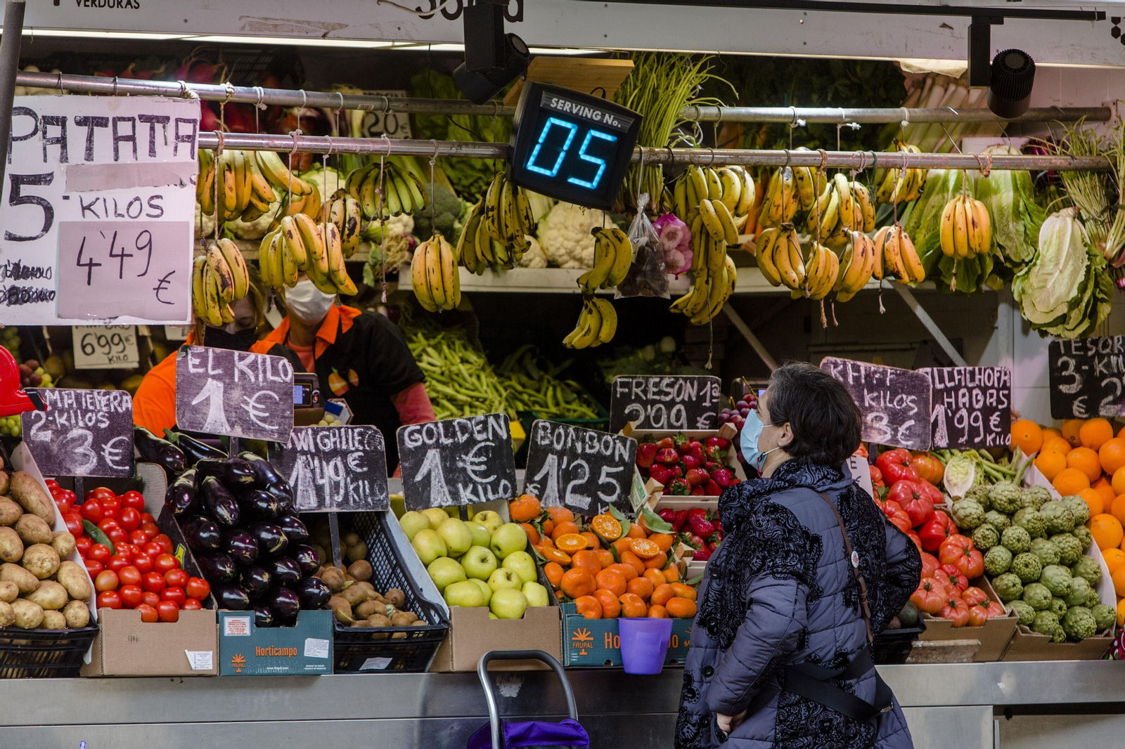 Puesto de frutas y verduras en un mercado Puesto de frutas y verduras en un mercado