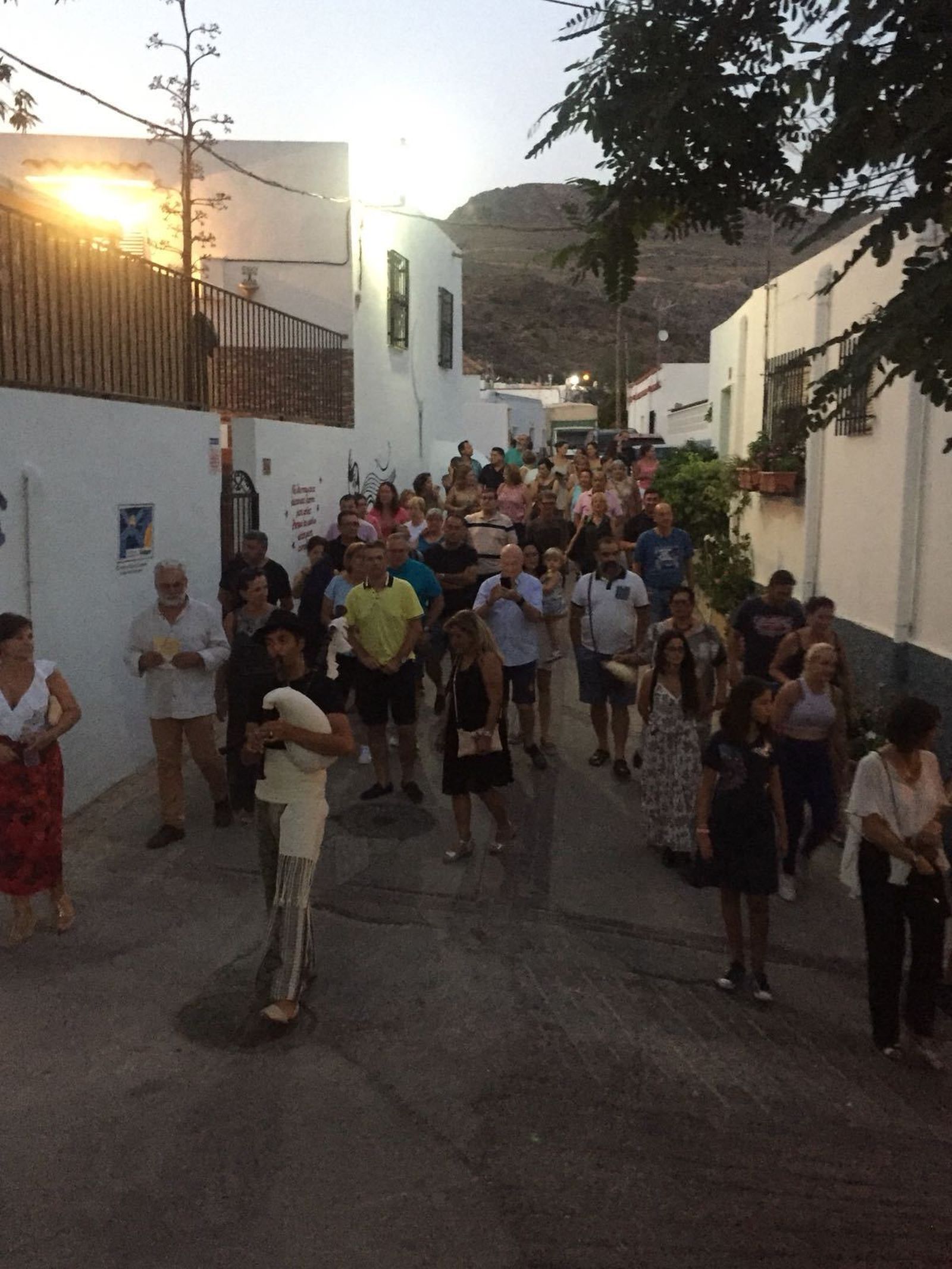 Música de gaita por las calles vicarias.