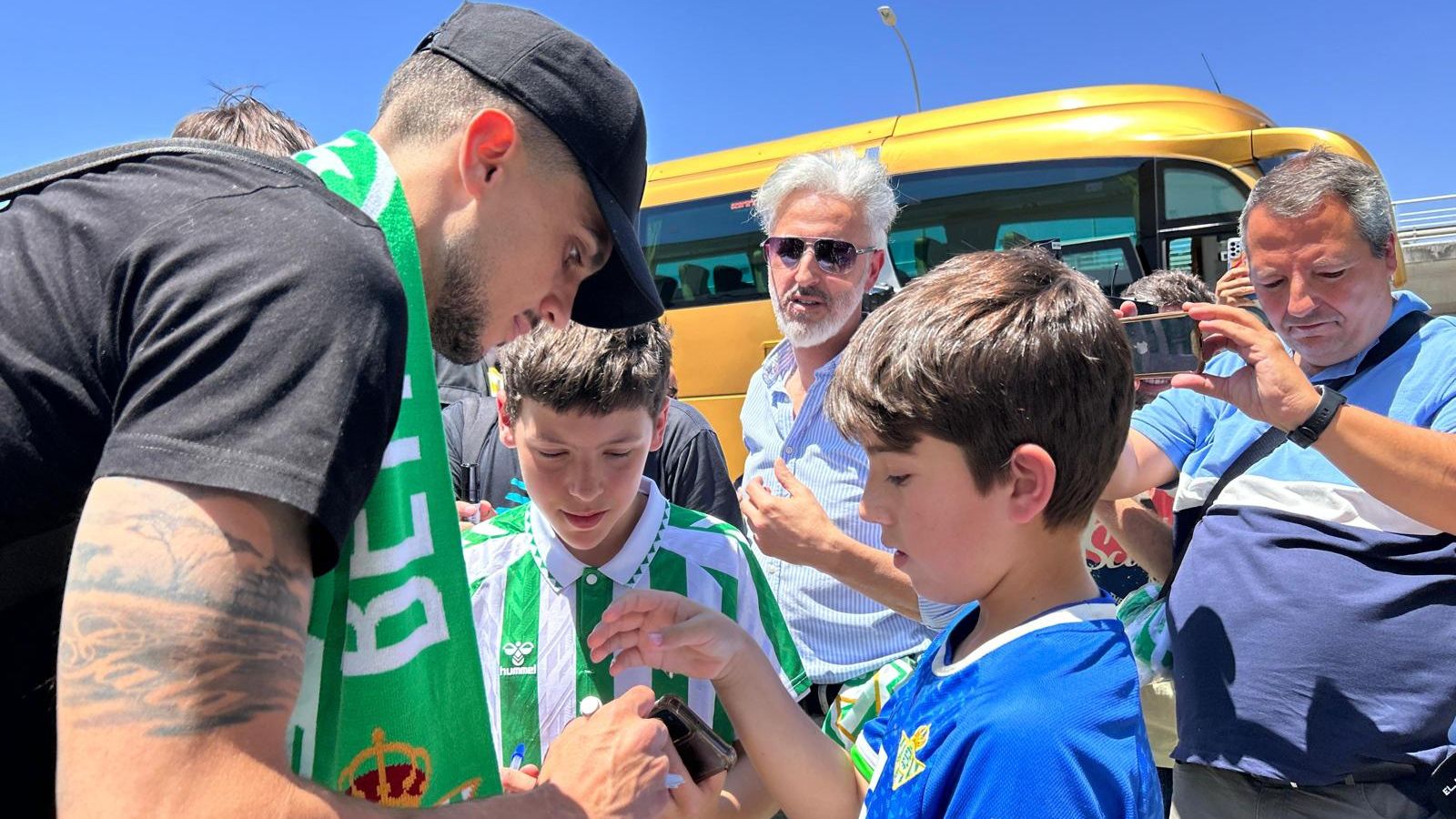 Bartra firmando camisetas en el aeropuerto