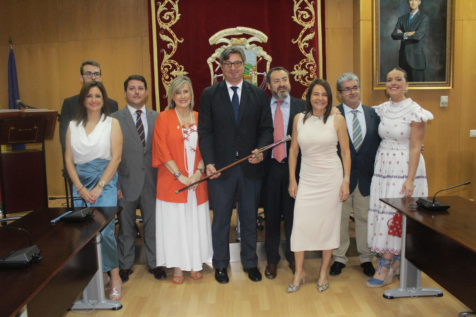 Sergio Velasco, en el centro, junto al equipo de gobierno el día de su toma de posesión.