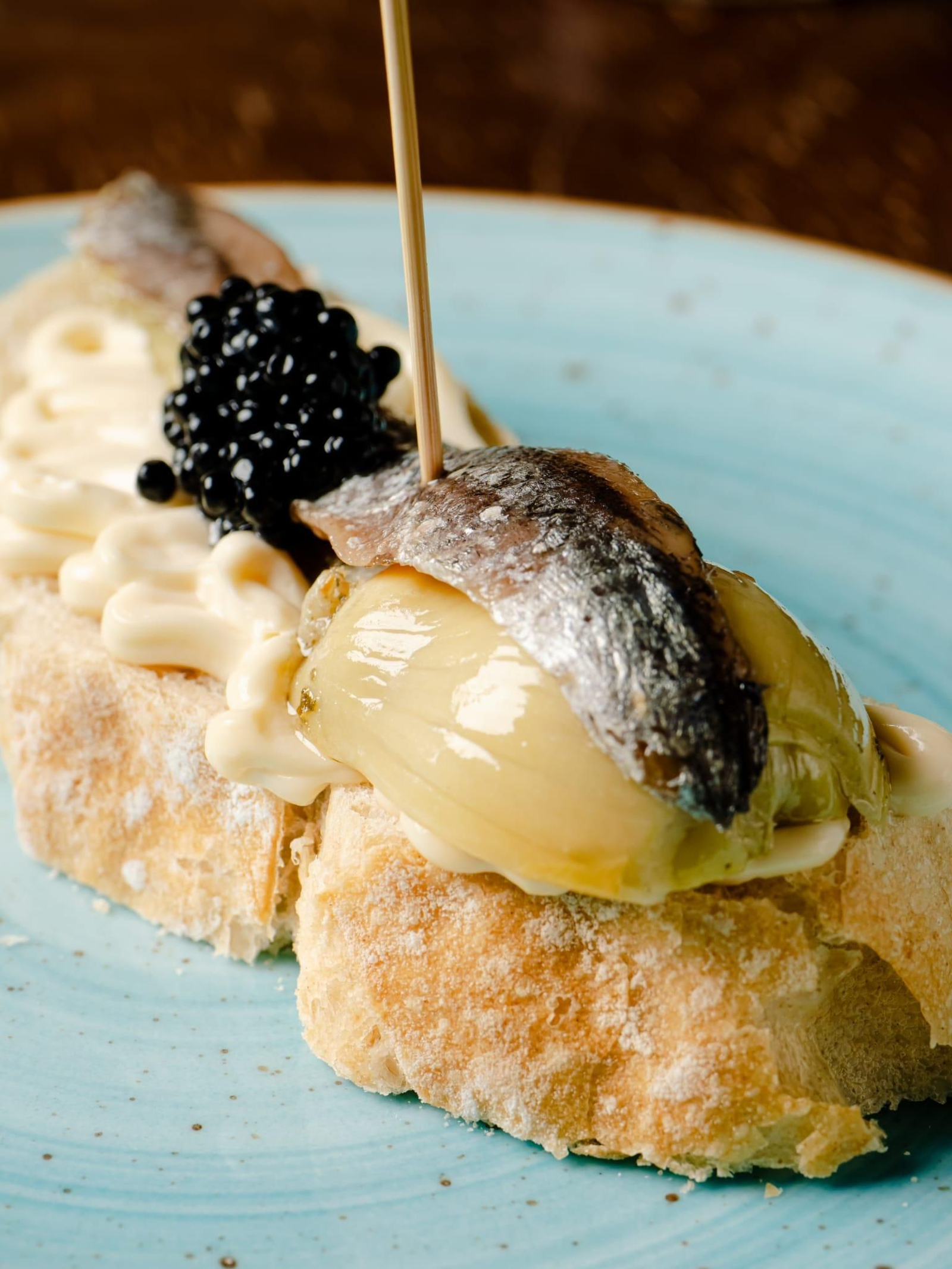 Para abrir boca, Bomborombillos propone una minitosta de alcachofa confitada, mahonesa y anchoa del Cantábrico.