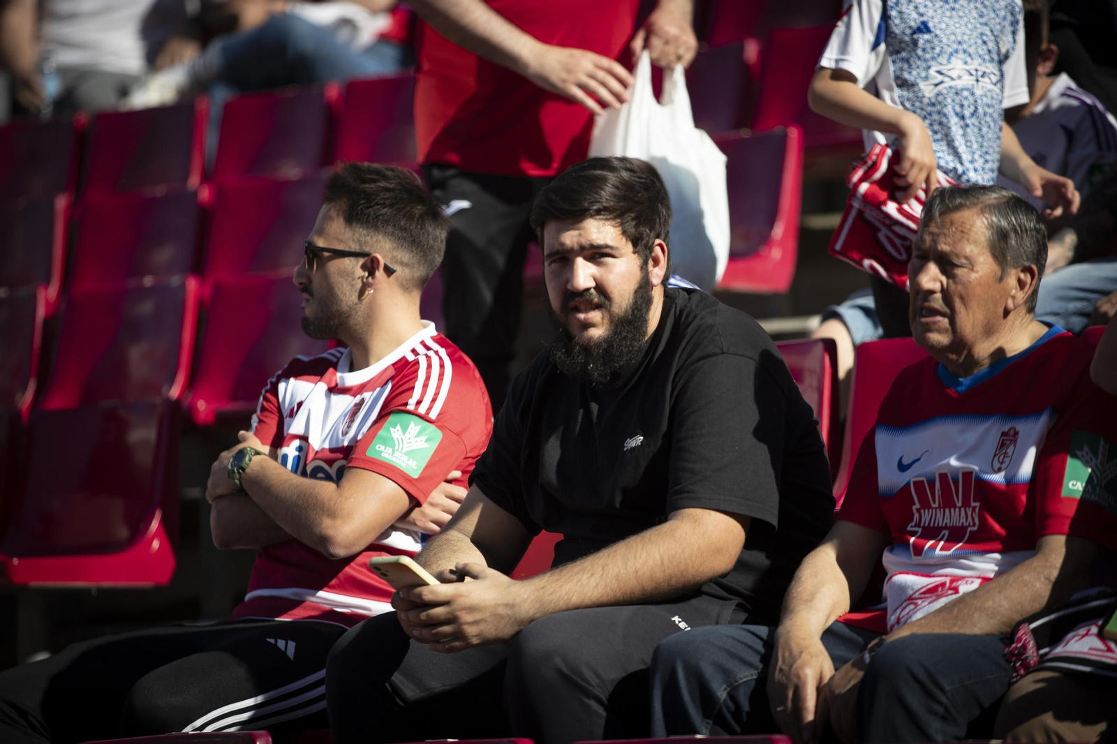 Encuéntrate en la grada de Los Cármenes en el partido del Granada CF-Elche