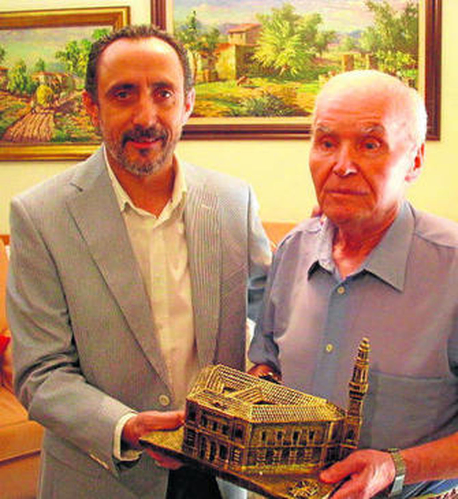 Domingo Domínguez entrega a Rafael Mellado el obsequio.