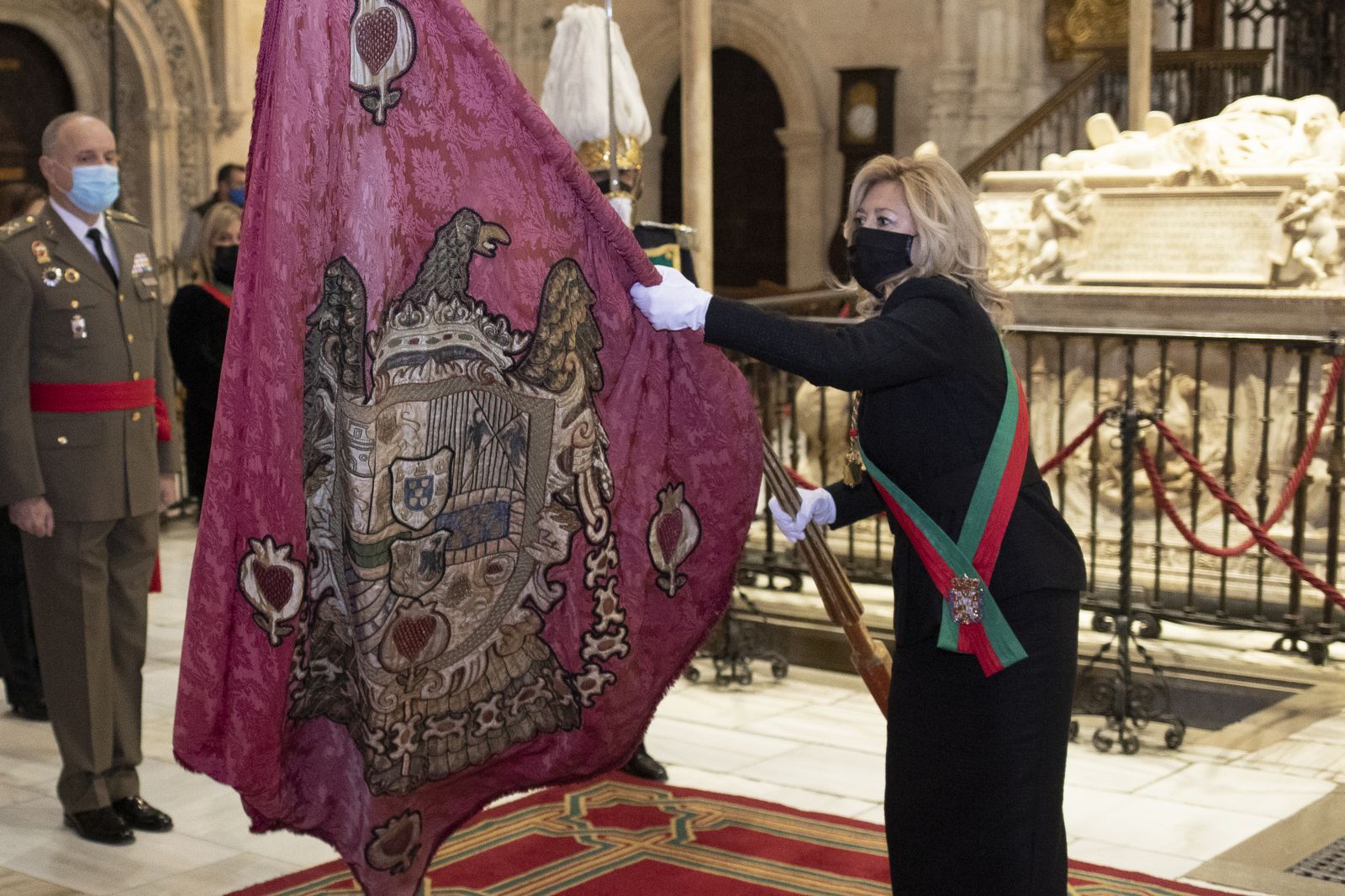 Fotos de la Toma de Granada: La tremolación más íntima del Pendón en el interior de la Capilla Real