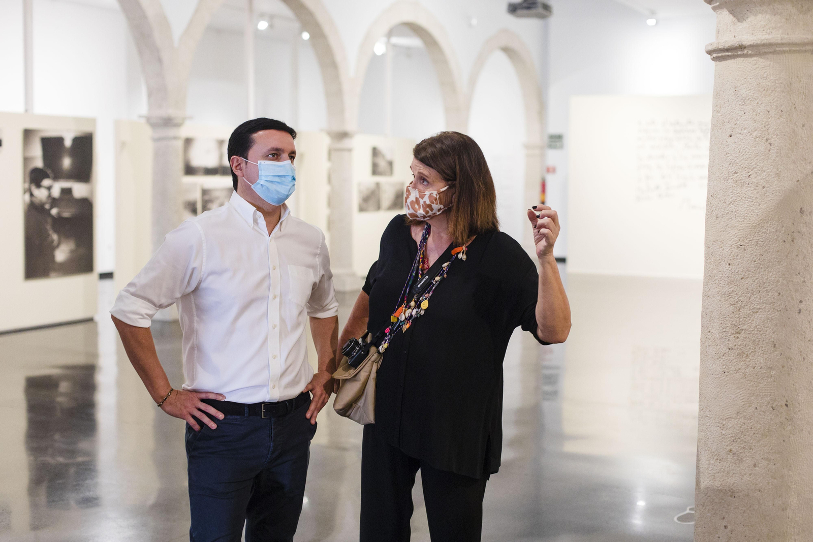 Javier Aureliano García acompañado de Matilde Sánchez, viuda de Manuel Falces, en su visita al CAF.