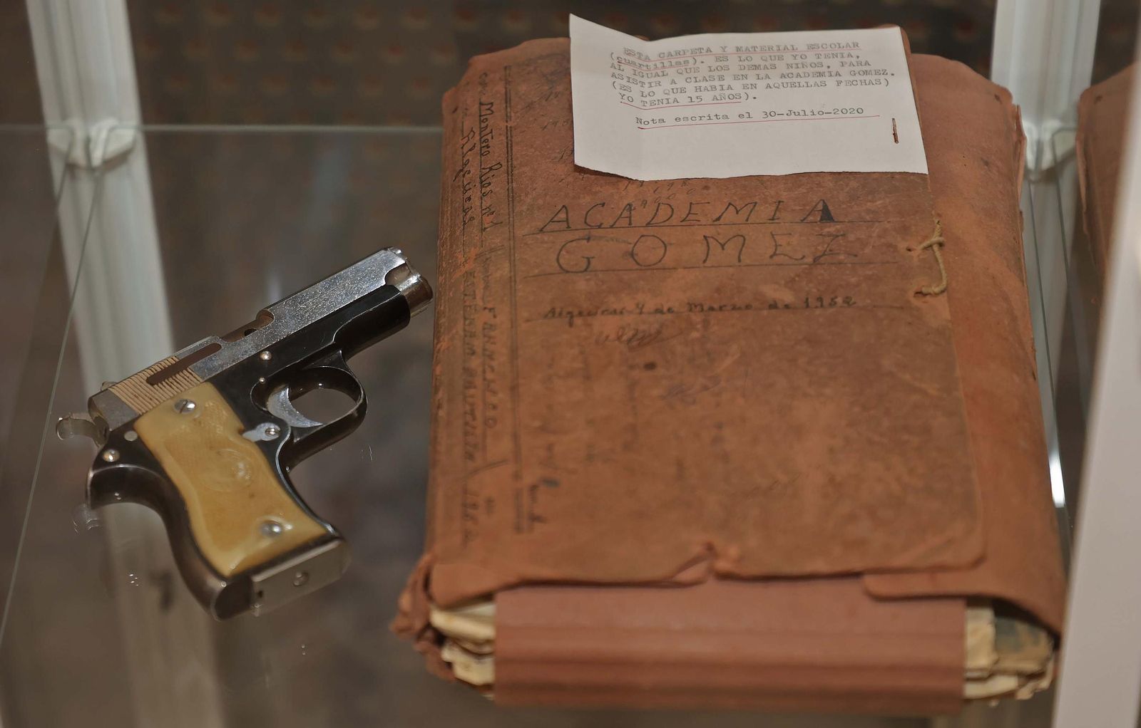 Donanción de la biblioteca y el fondo domucomental de Paco Esteban a la UCA, en imágenes