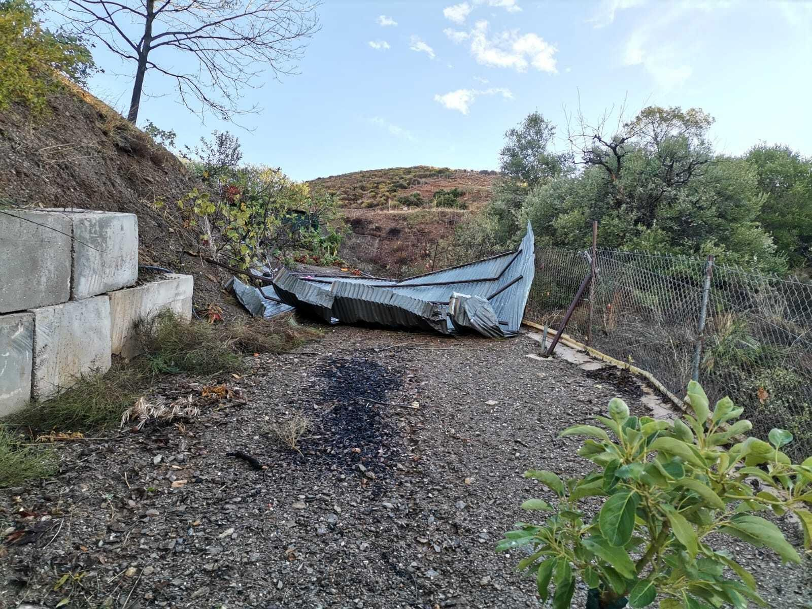 Restos del tejado afectado en la granja del diseminado de La Atalaya, en Mijas. Restos del tejado afectado en la granja del diseminado de La Atalaya, en Mijas.