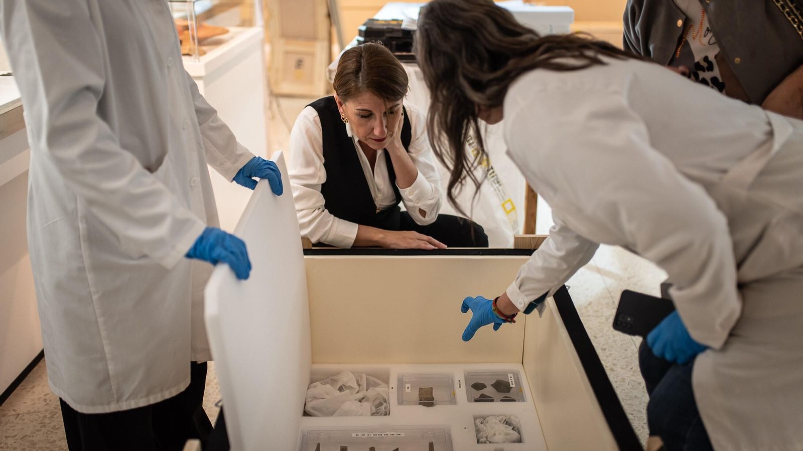 La delegada Teresa Herrero supervisa los trabajos de embalaje