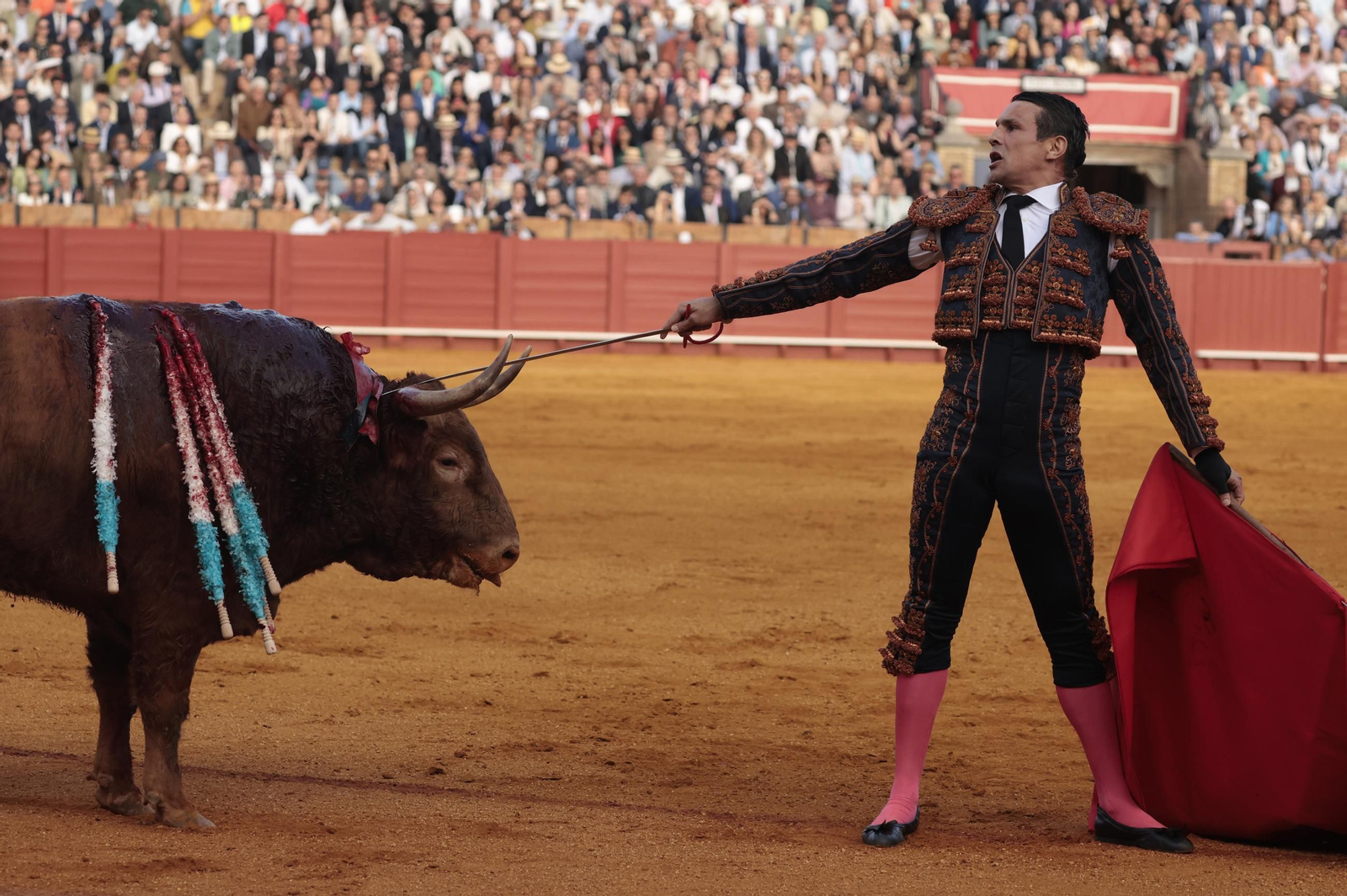 Las imágenes de los toros en Sevilla con Morante de la Puebla, José María Manzanares y Talavante
