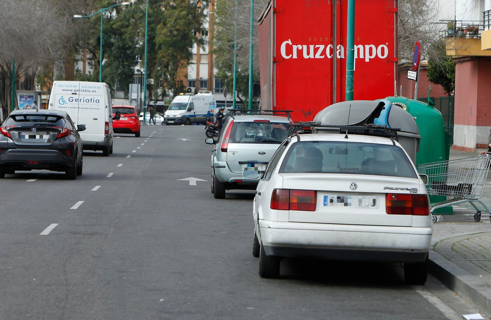 La Macarena y, sobre todo, la zona de El Cerezo, Macarena Tres Huertas o La Palmilla, sufre lo que se conoce como 'efecto frontera' al estar muy próxima a zonas de aparcamiento regulado. Esto mismo ocurre en la zona de Torneo, por su cercanía al centro,  o el barrio de San Bernardo, cercana aa distintas zonas de movimiento laboral.