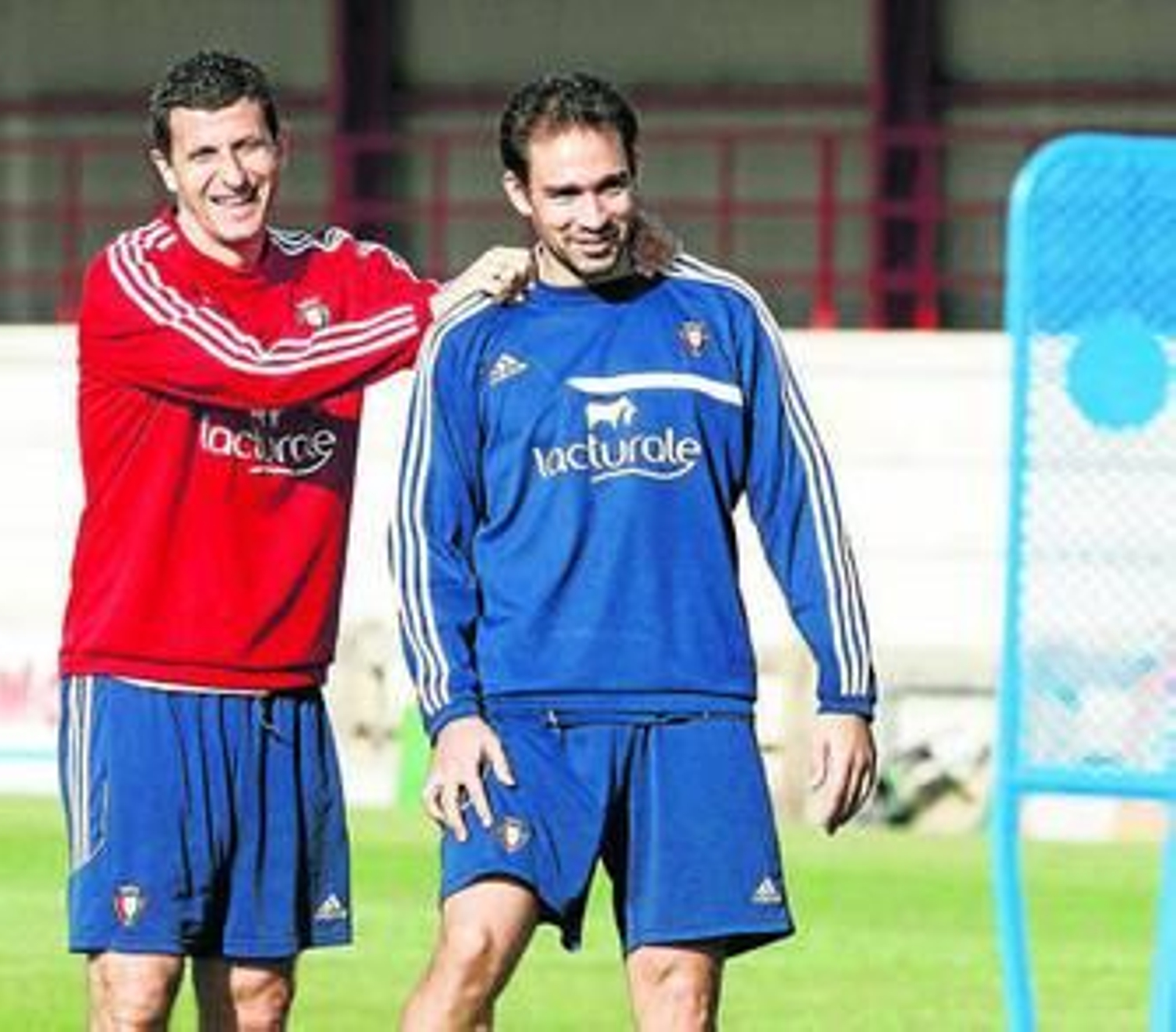 Javi Gracia bromea con Lolo durante un entrenamiento de Osasuna.