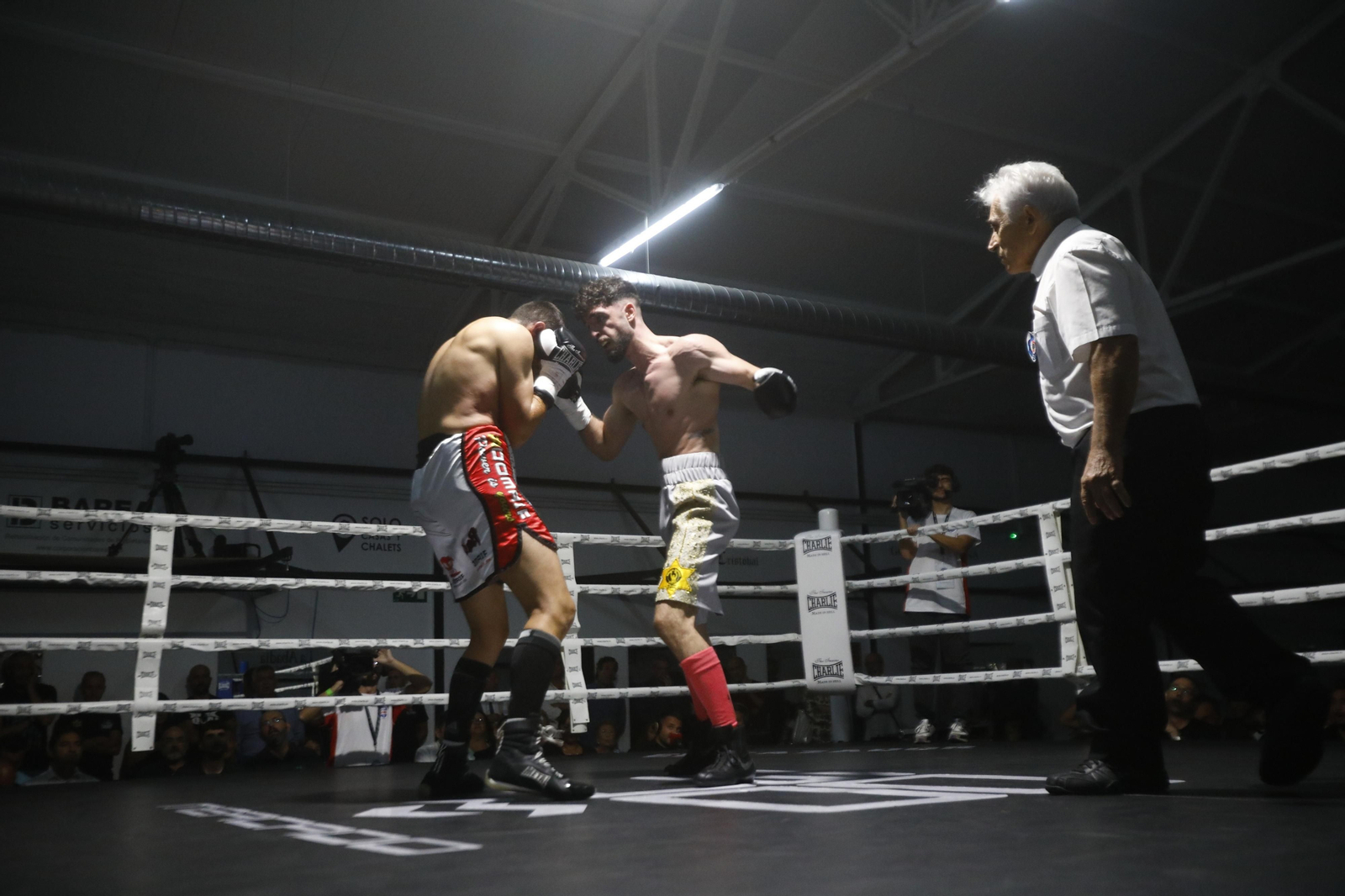 La victoria de El Cazador Jr sobre Mathieu Gomes en Córdoba, en imágenes