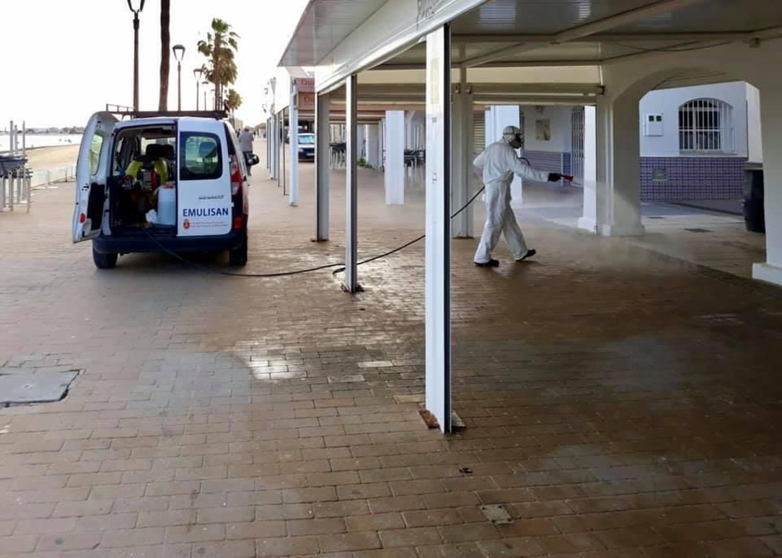 Trabajos municipales de desinfección en la zona sanluqueña de Bajo de Guía.