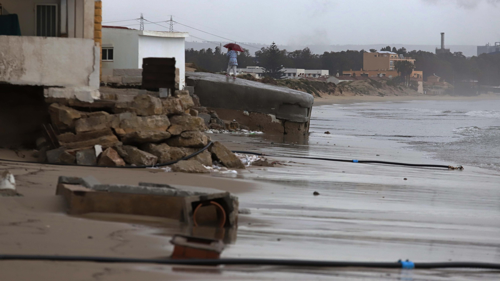 Fotos de la playa de El Rinconcillo tras el temporal Fotos de la playa de El Rinconcillo tras el temporal