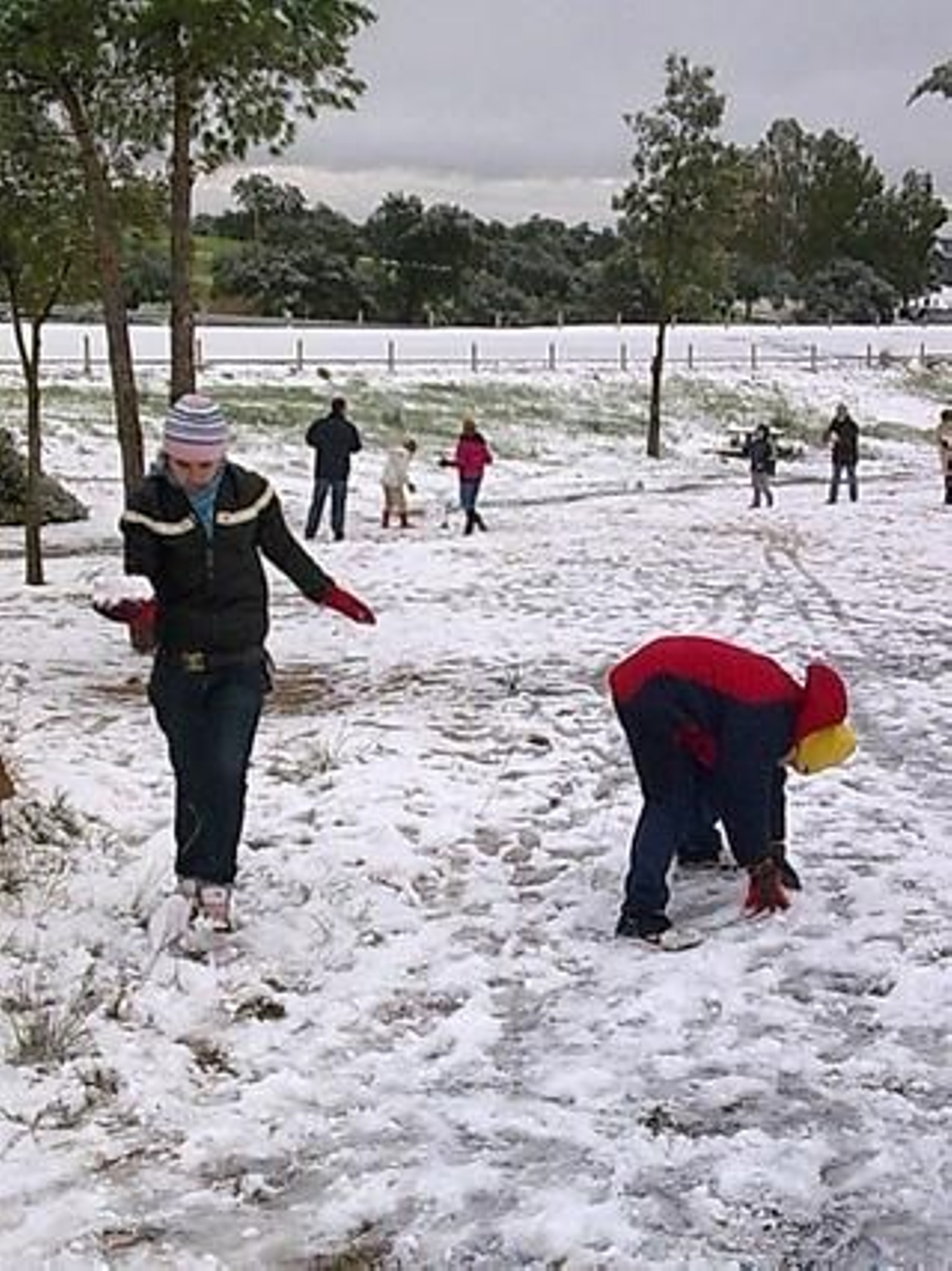 Dirección Mérida, varios niños disfrutan jugando con la nieve./ Isabel Redondo