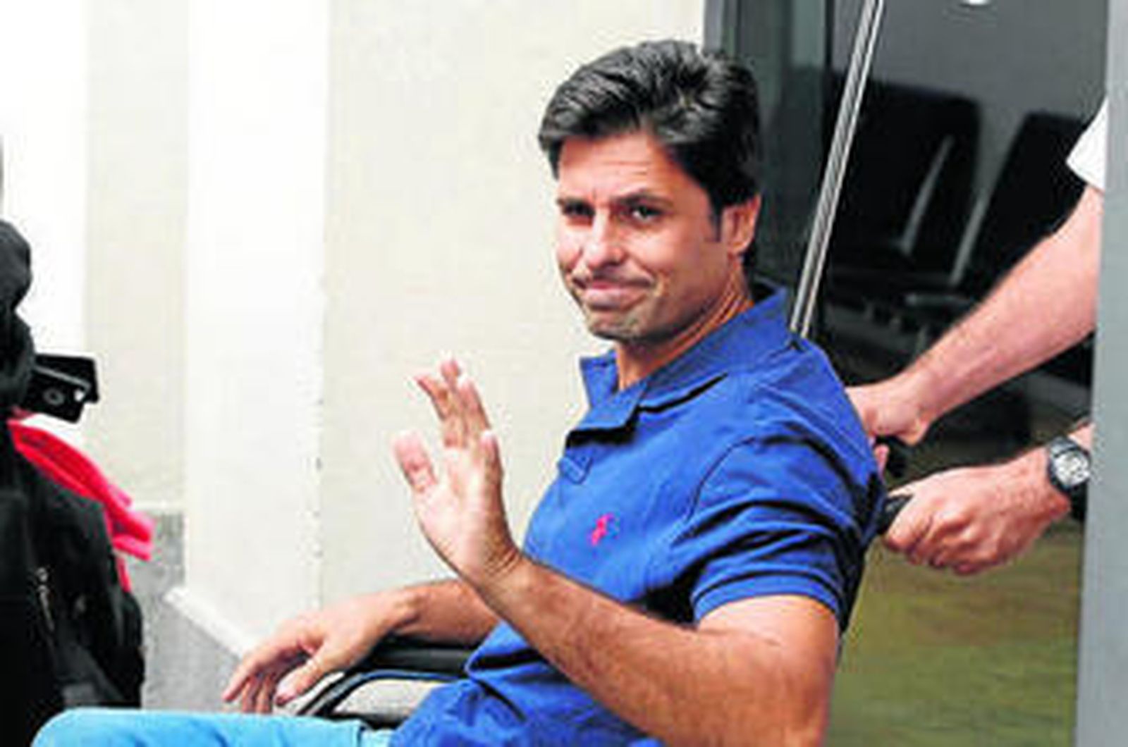 Rivera Ordóñez saluda a su llegada al hospital