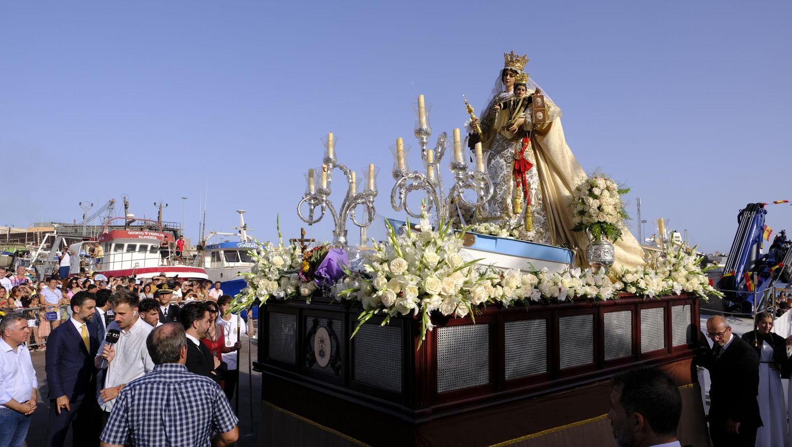 La Virgen del Carmen  en su procesión por el barrio marinero de Pescadería.