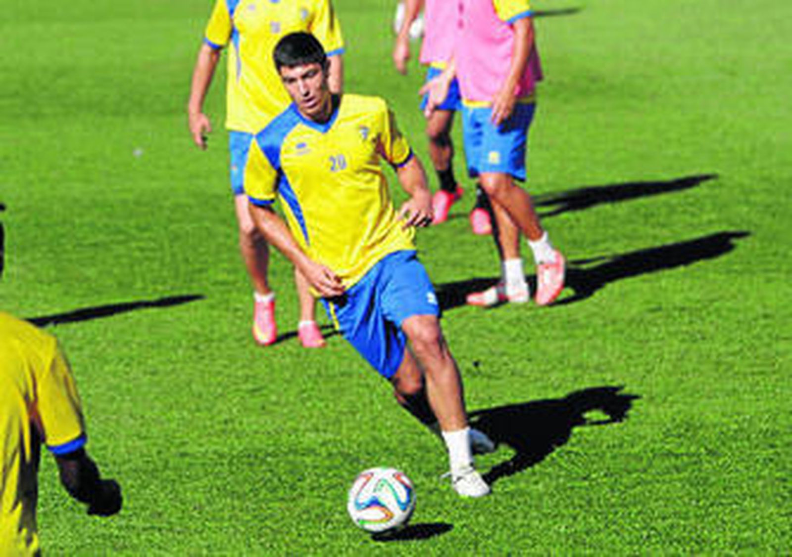 El chiclanero Diego González, la novedad en la lista, se lleva el esférico con su pierna izquierda.