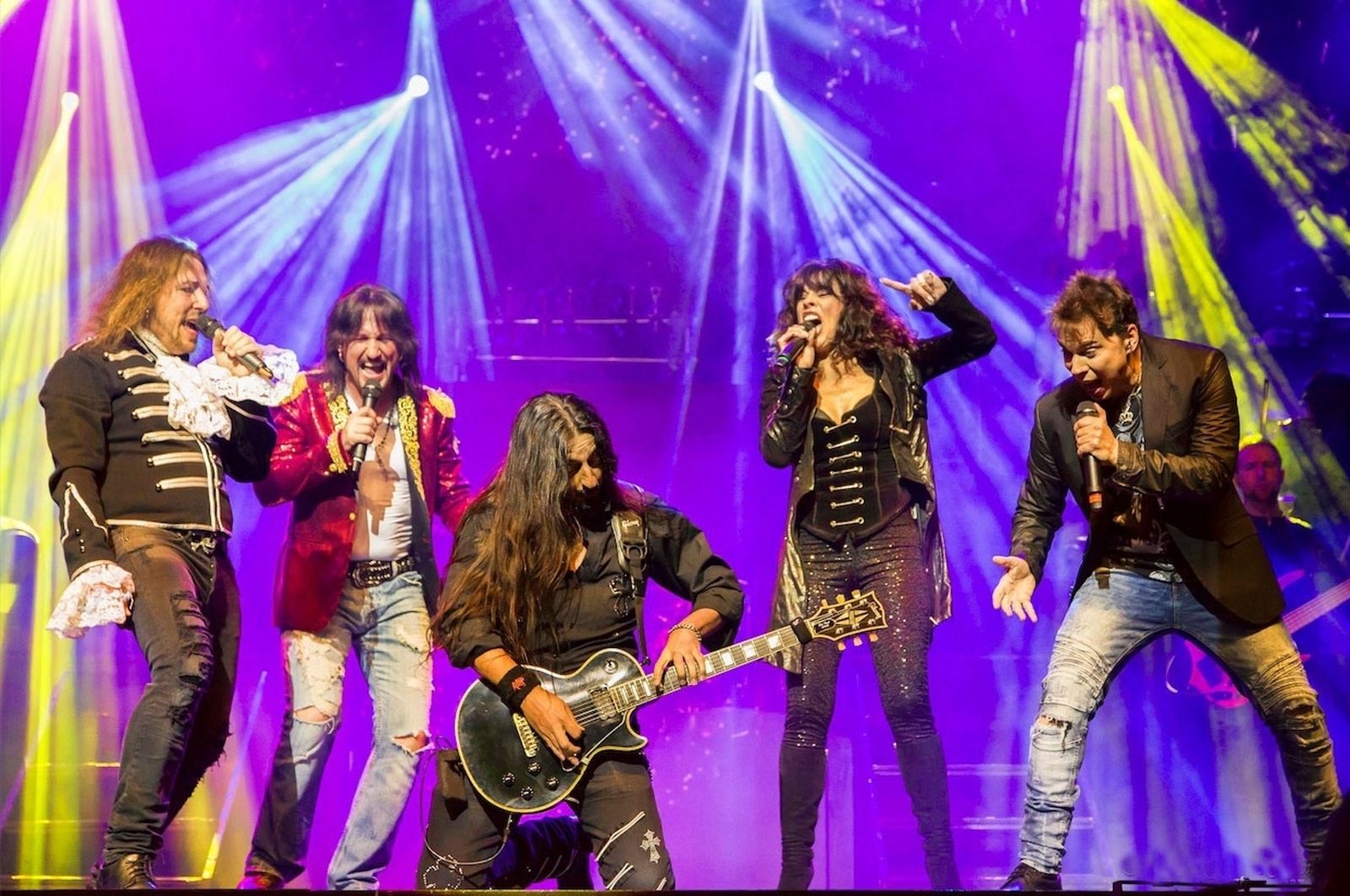 Grandes cantantes participan en este espectáculo de gran formato.