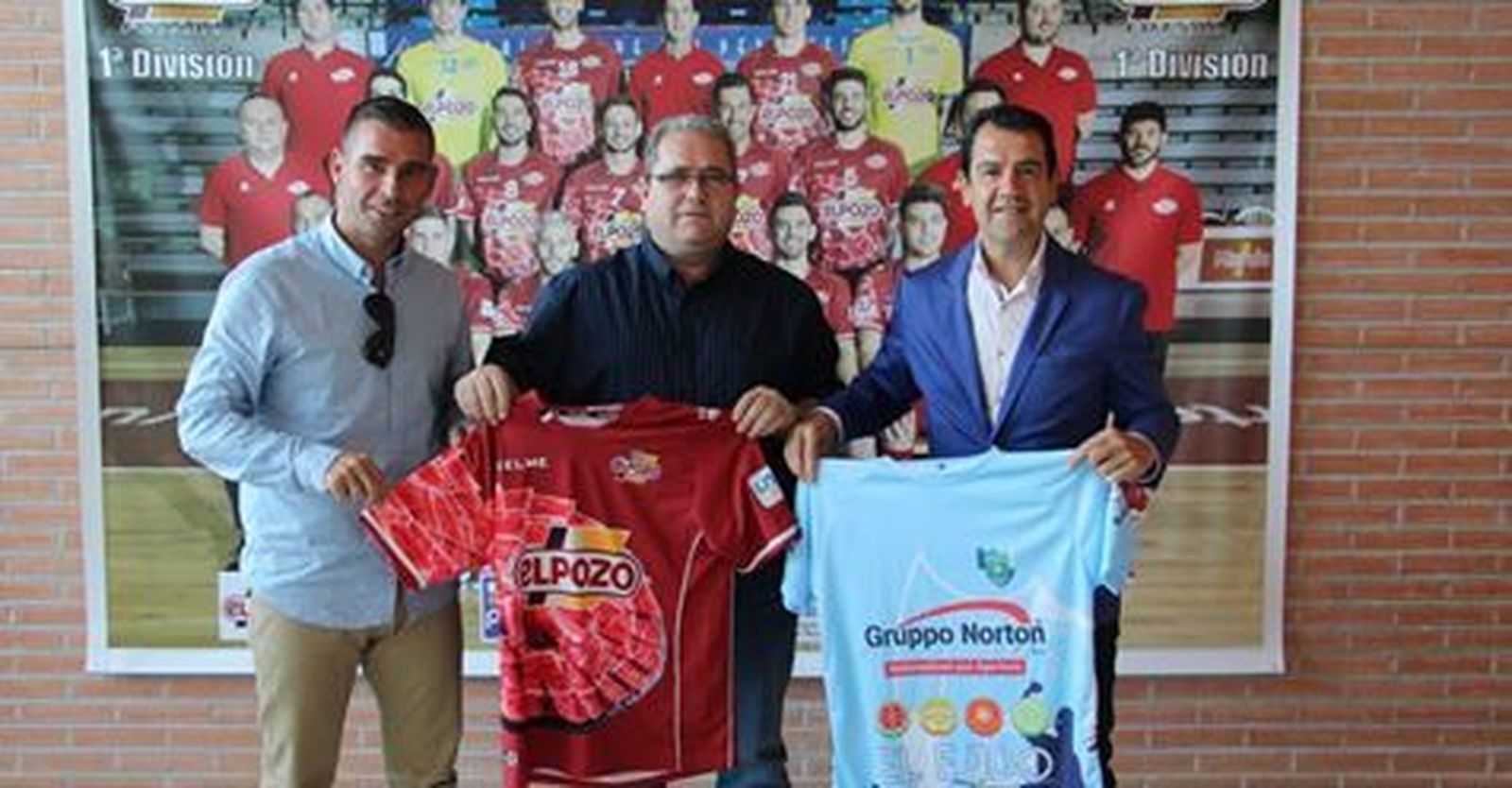 Vicente Puertas y Miguel Brugarolas junto al Director General de ElPozo Murcia, Fran Serrejón.