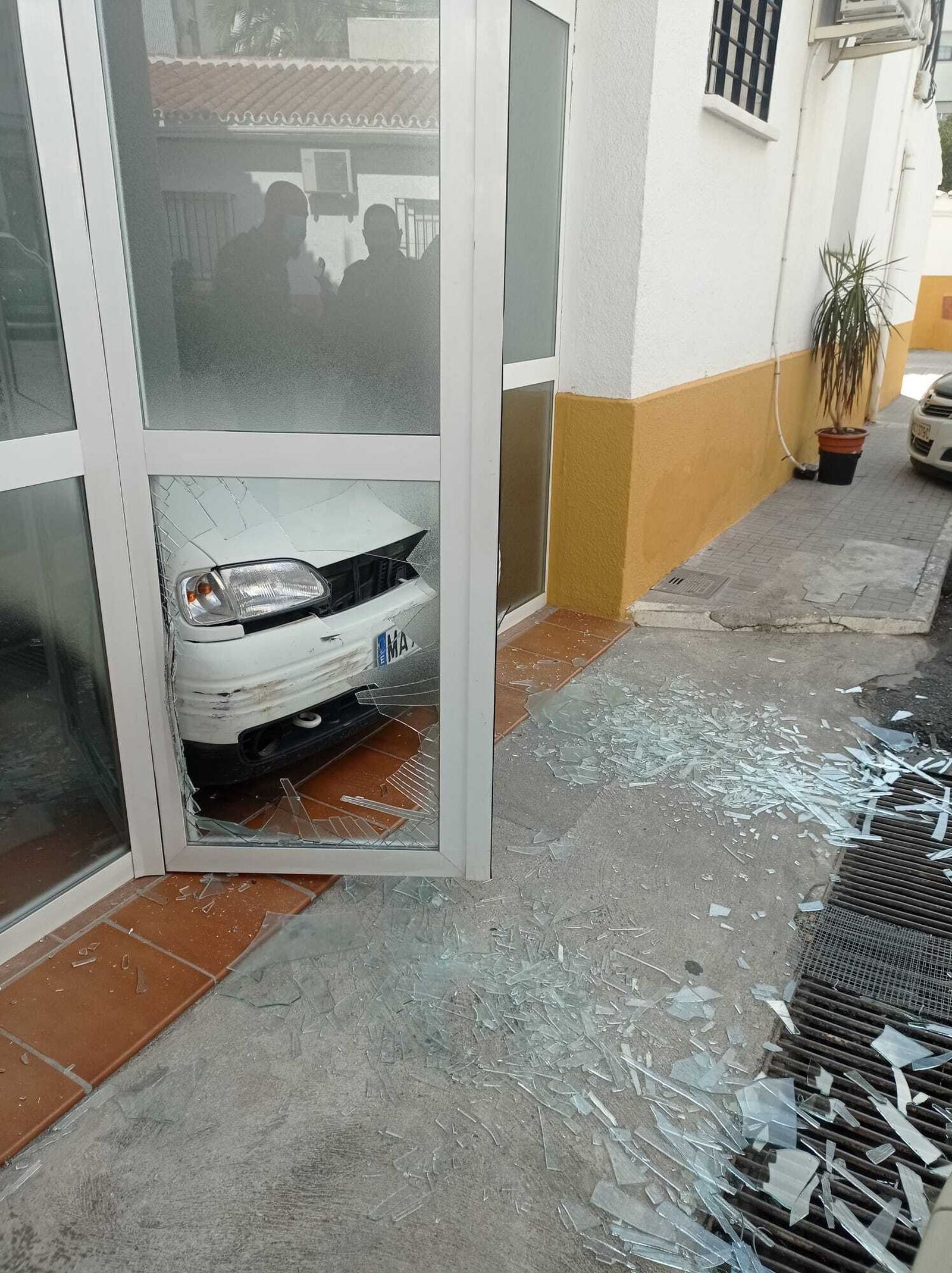 El coche, empotrado contra una puerta.