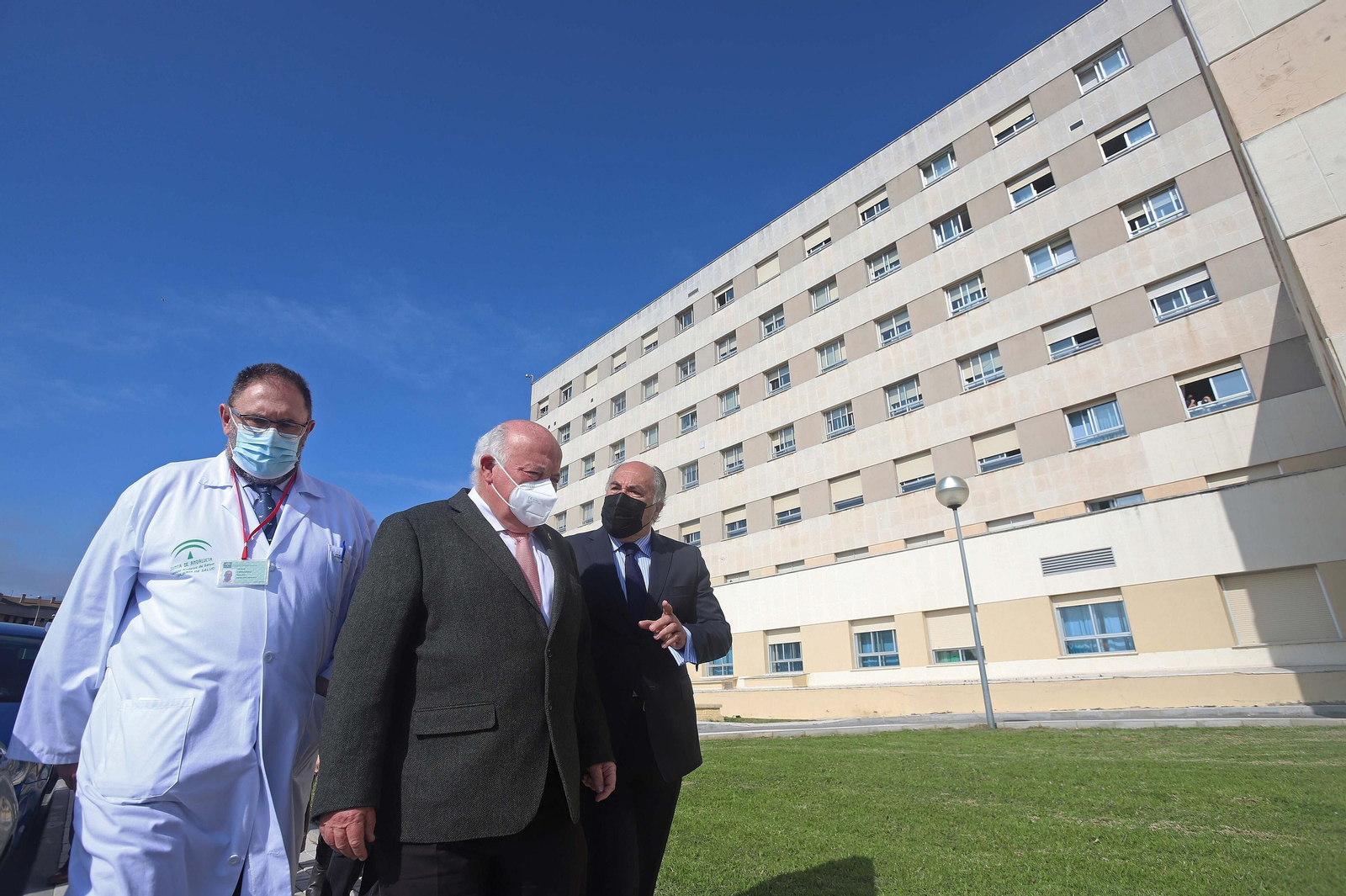 Jesús Aguirre, con Jesús Fernández y José Ignacio Landaluce en el hospital Punta de Europa.
