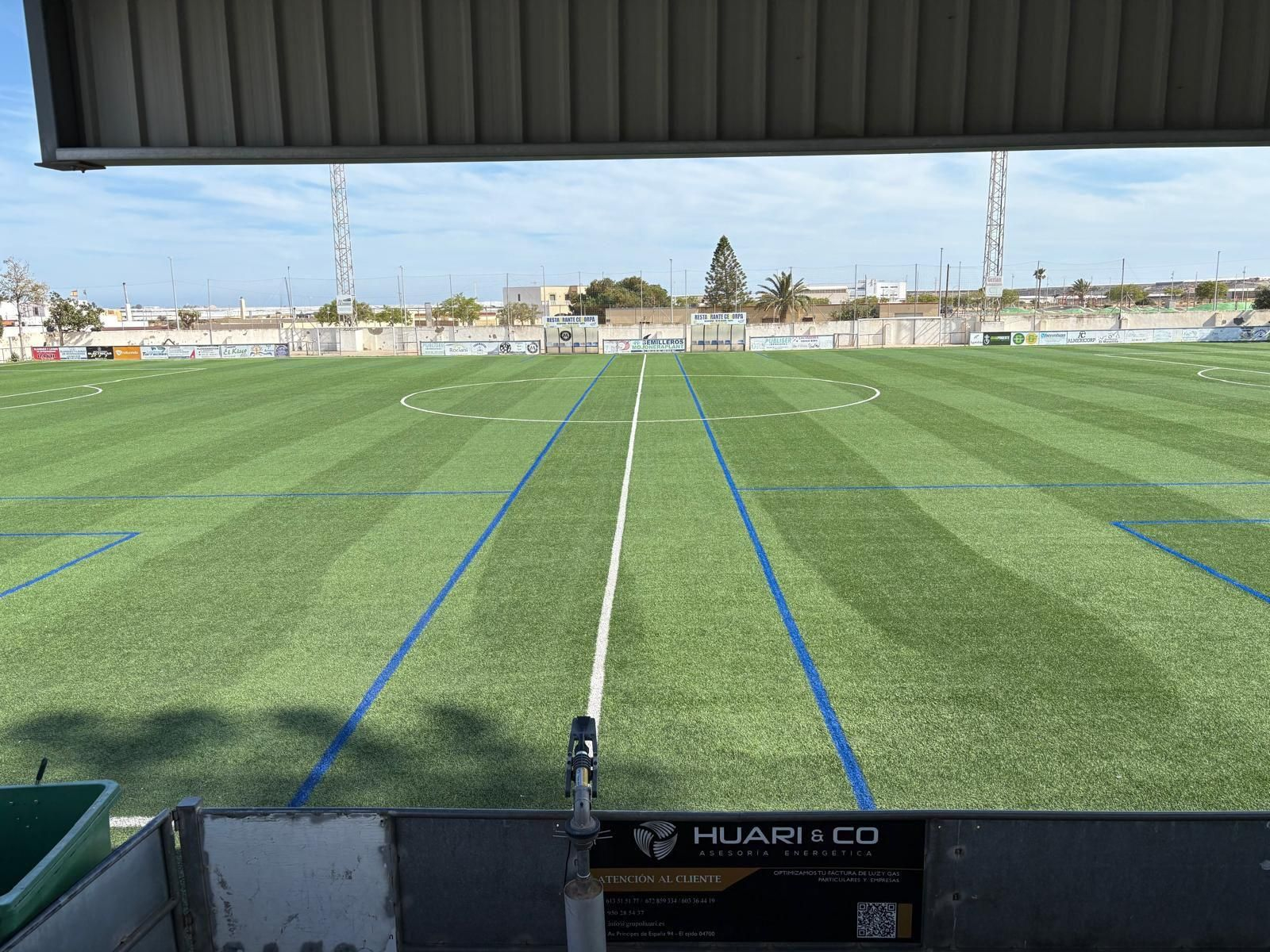 Entre las actuaciones destaca el cuidado del césped artificial en los campos de fútbol del municipio