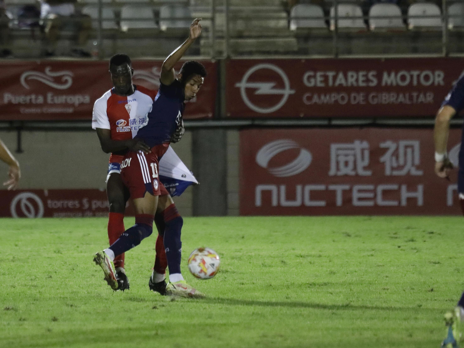 Amoah defiende a Jeisson en el Algeciras-Rayo Majadahonda.
