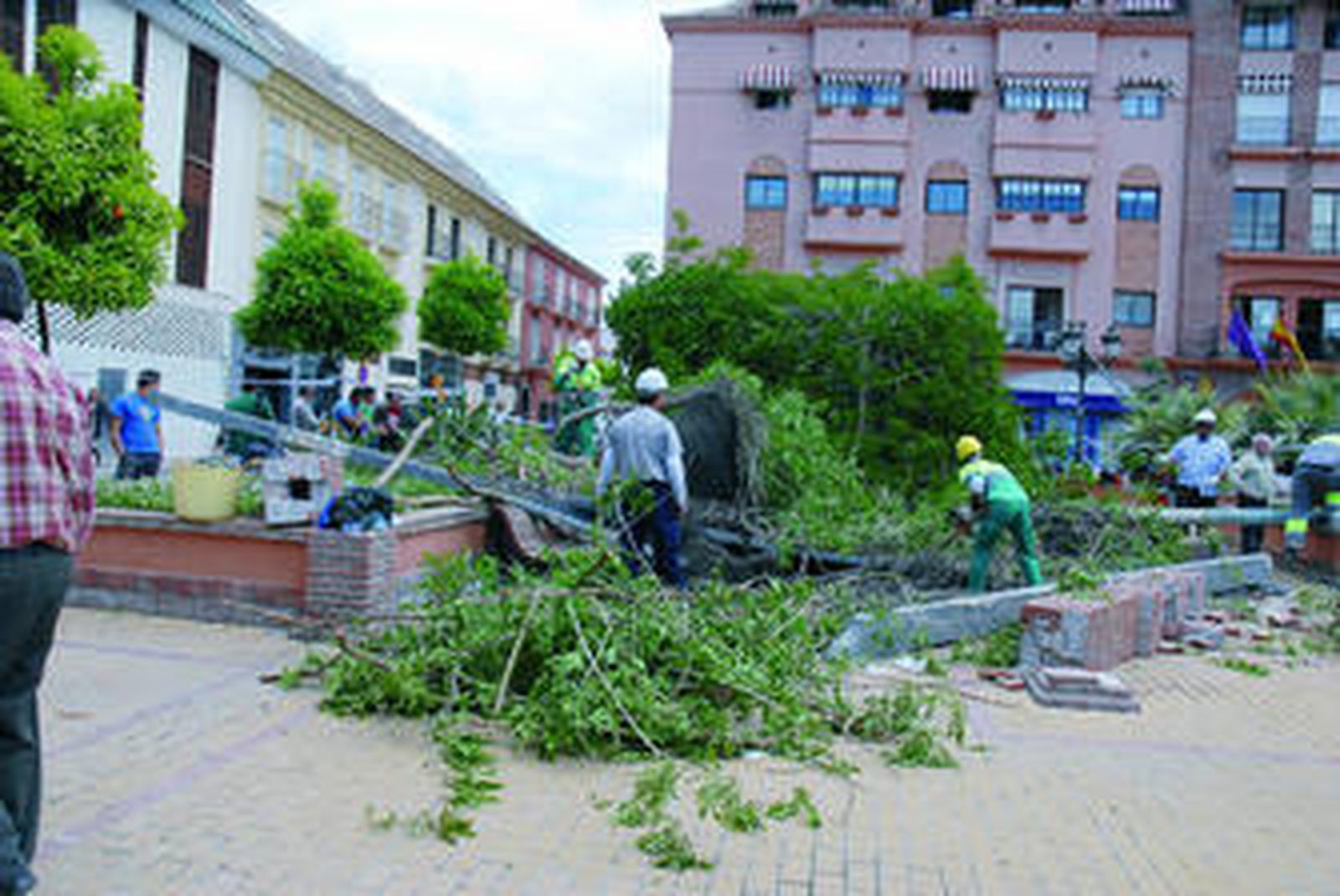 Los operarios comienzan a retirar la pérgola desprendida en la plaza del pueblo.