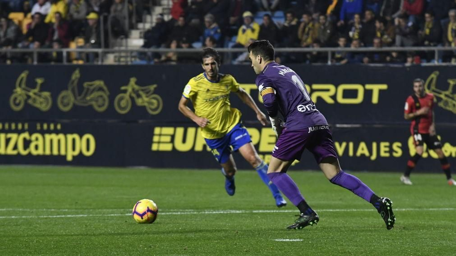 Lekic intenta llegar antes de que Reina despeje el balón en el partido contra el Mallorca.