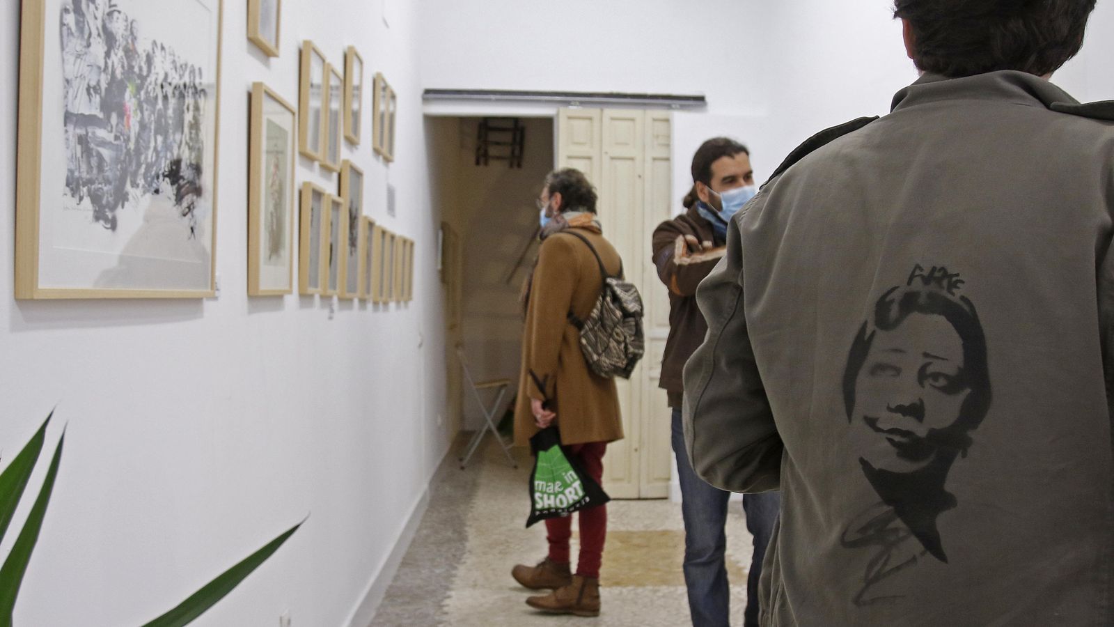 Visitantes de la exposición en Magasé Art Gallery.