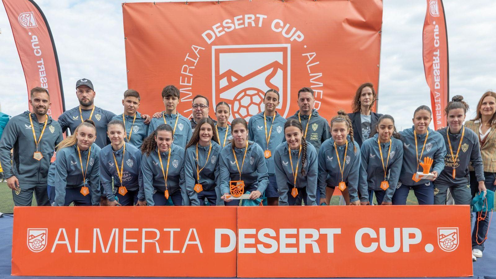 El cadete femenino de la UD Almería, club organizador de la competición, posa con su trofeo recibido.