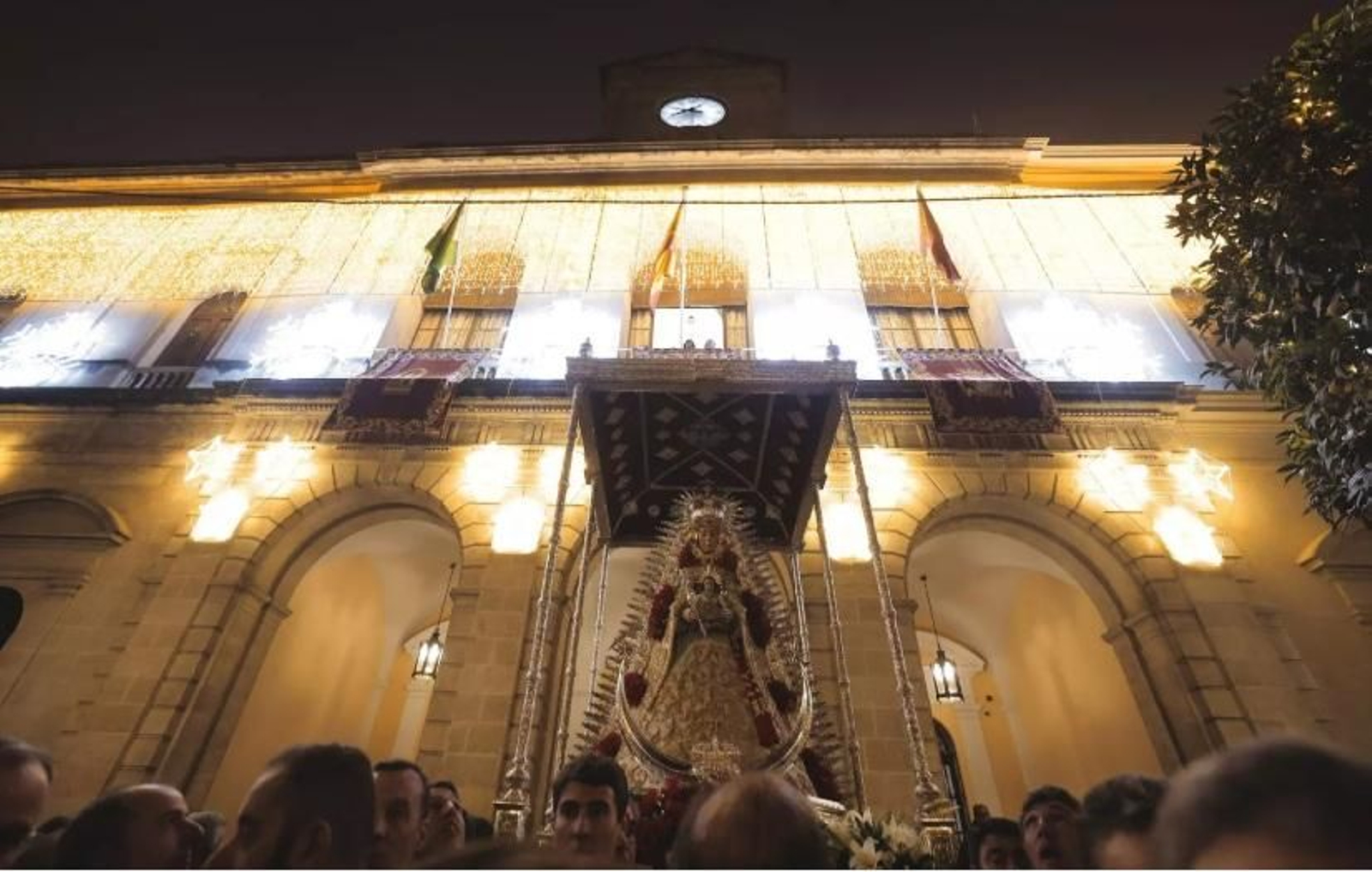 La Virgen del Rocío ante la fachada consistorial