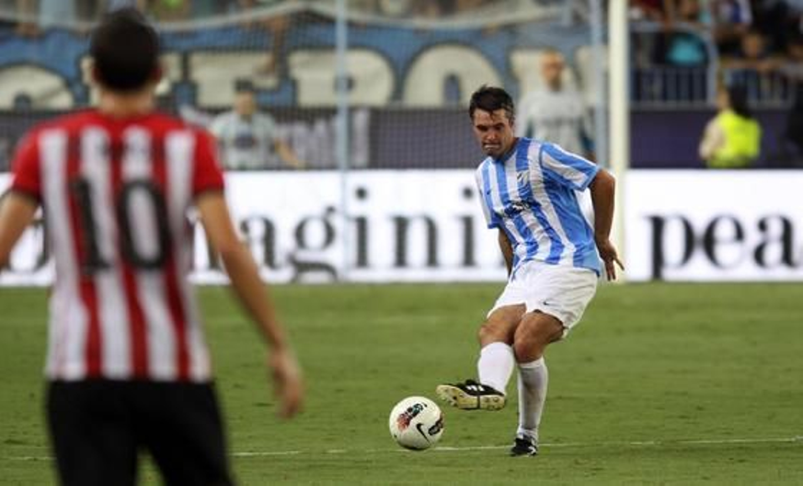 El Málaga gana su tercer partido consecutivo en Liga gracias a un gol de Cazorla de falta (1-0). / Migue Fernández