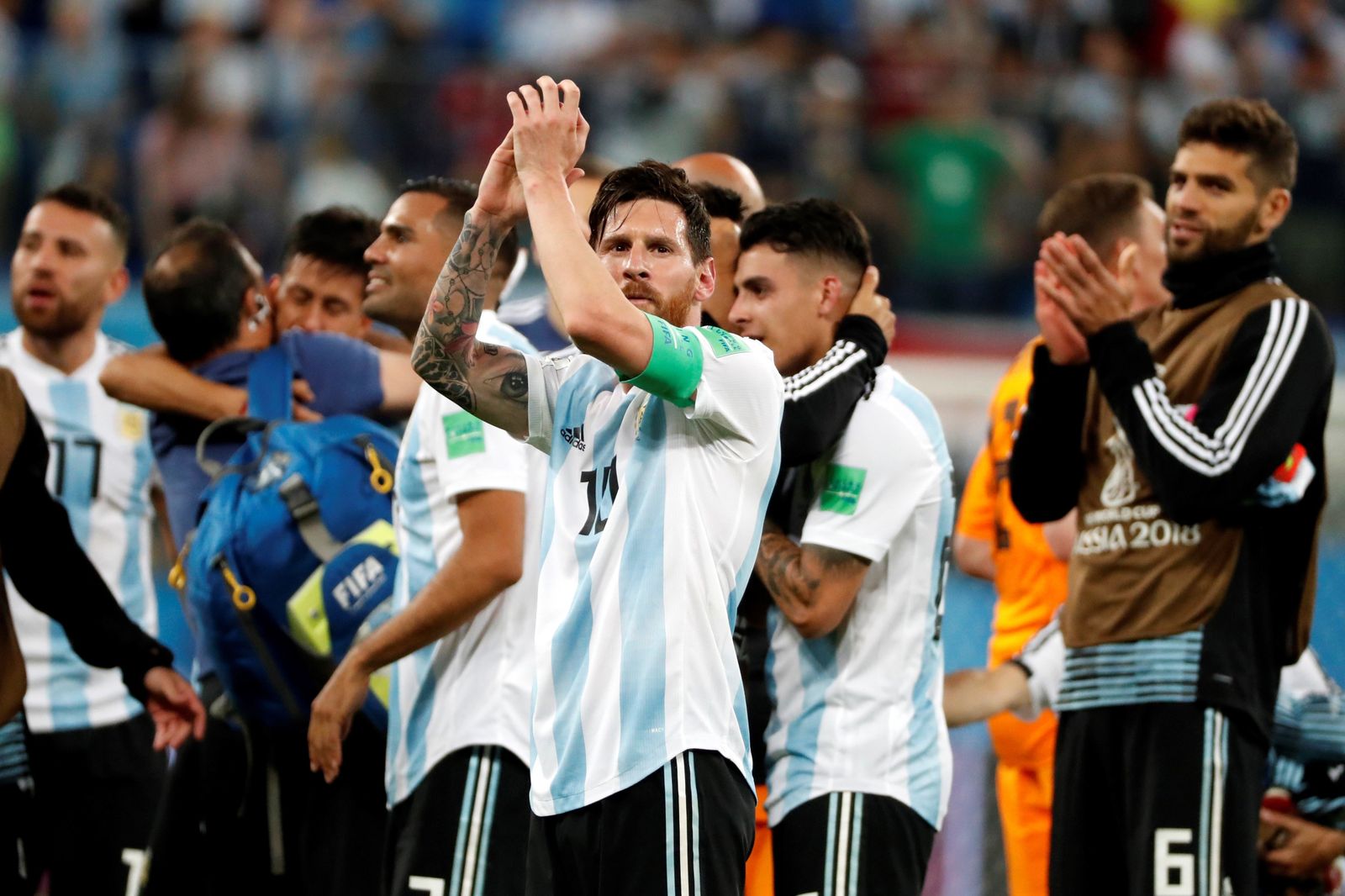 Messi festeja el pase a octavos de final junto a sus compañeros.