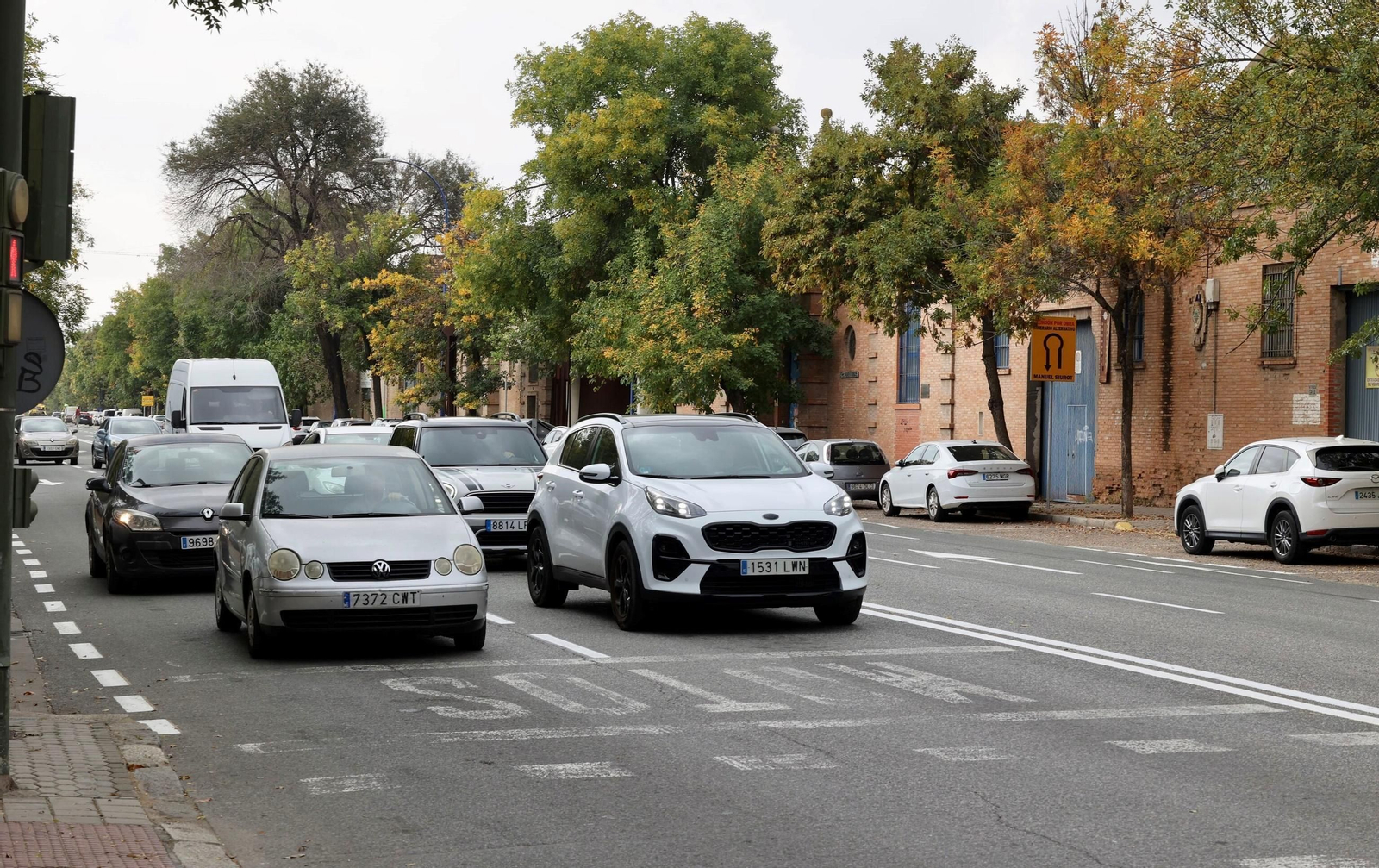 Vuelve el tráfico a la avenida de Las Razas de Sevilla