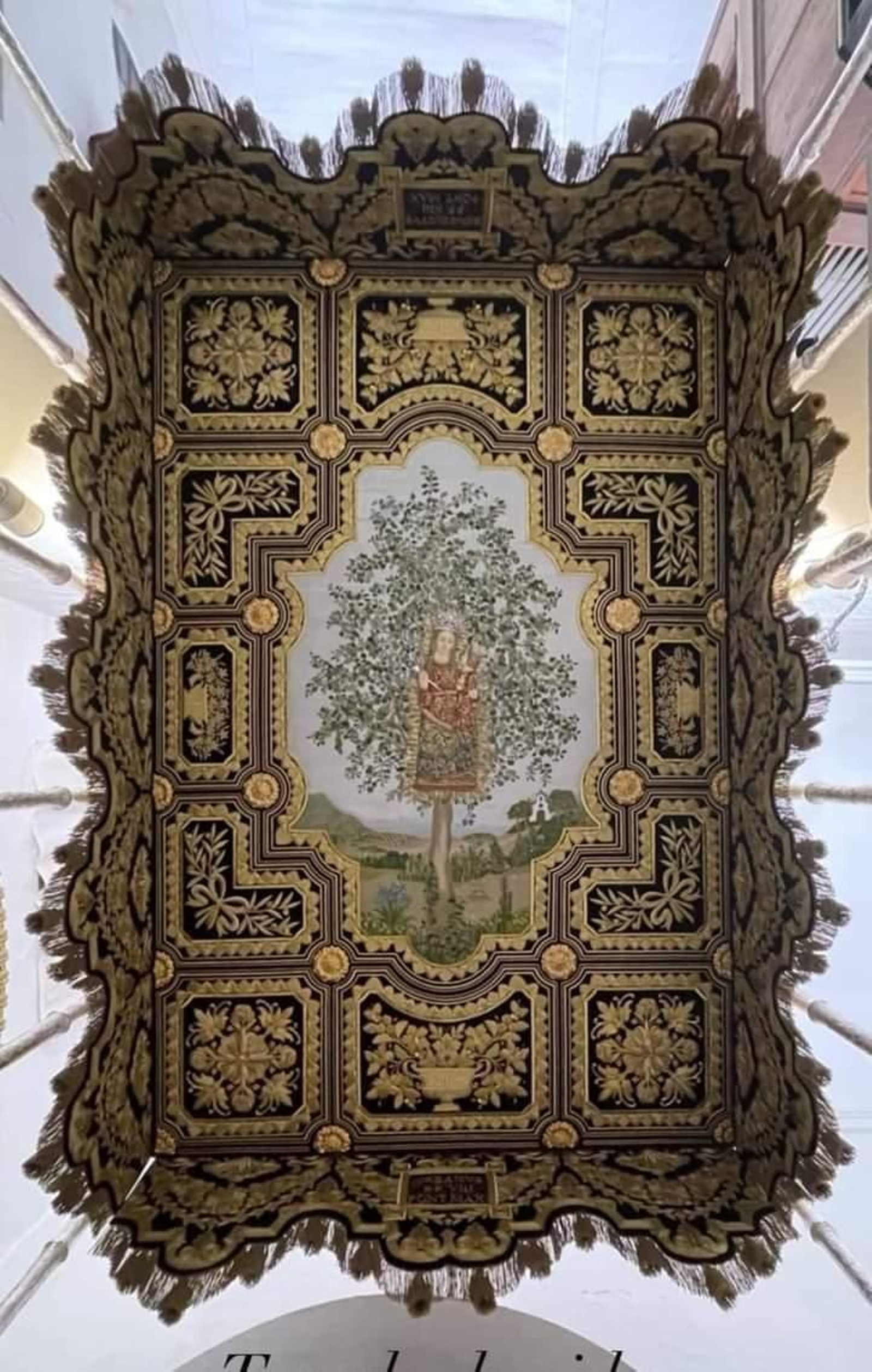 El techo de palio ya montado. Logra una perfecta conjunción con las bambalinas.