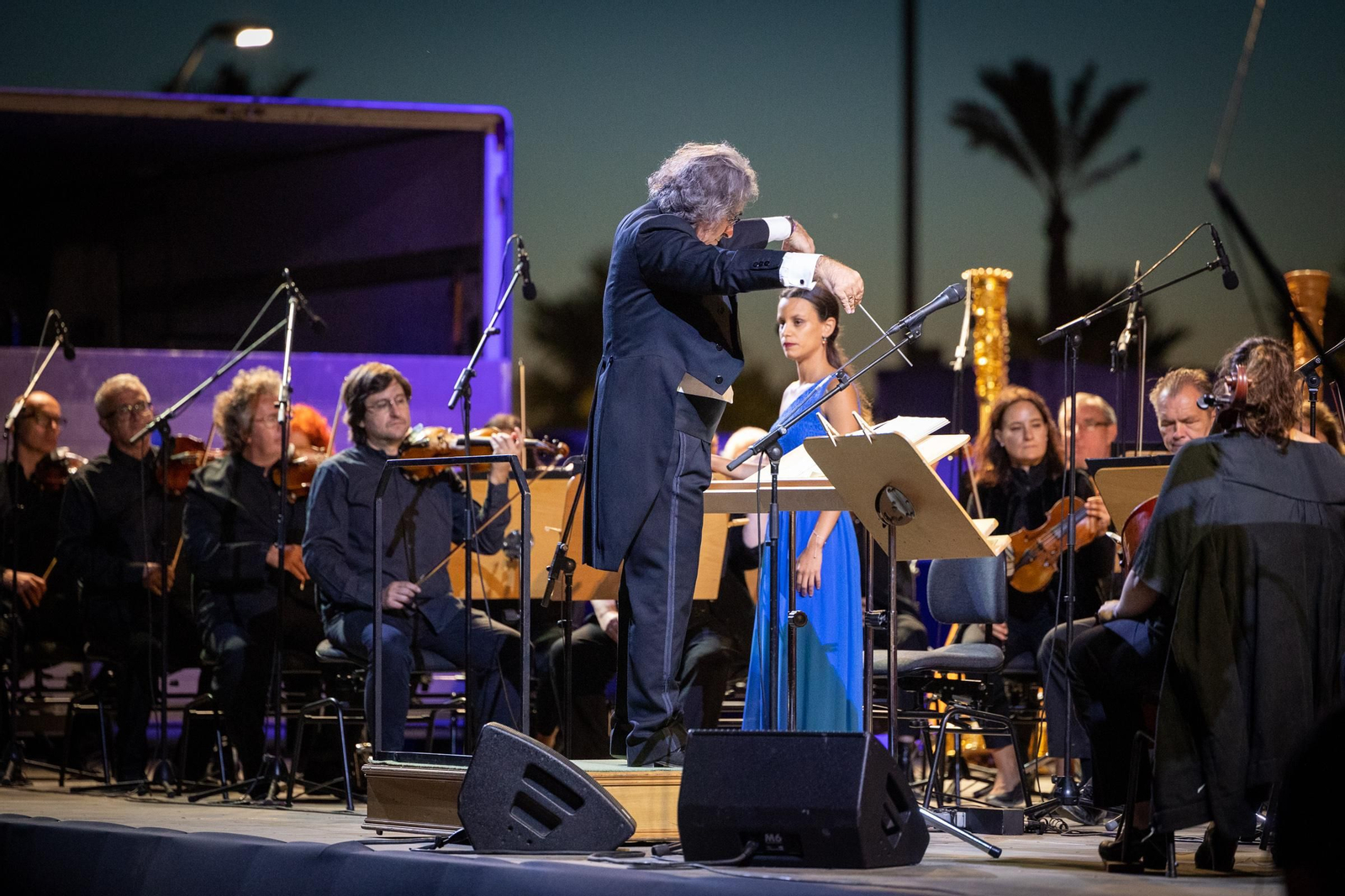 El compositor José Miguel Évora dirige la orquesta en un momento del concierto.