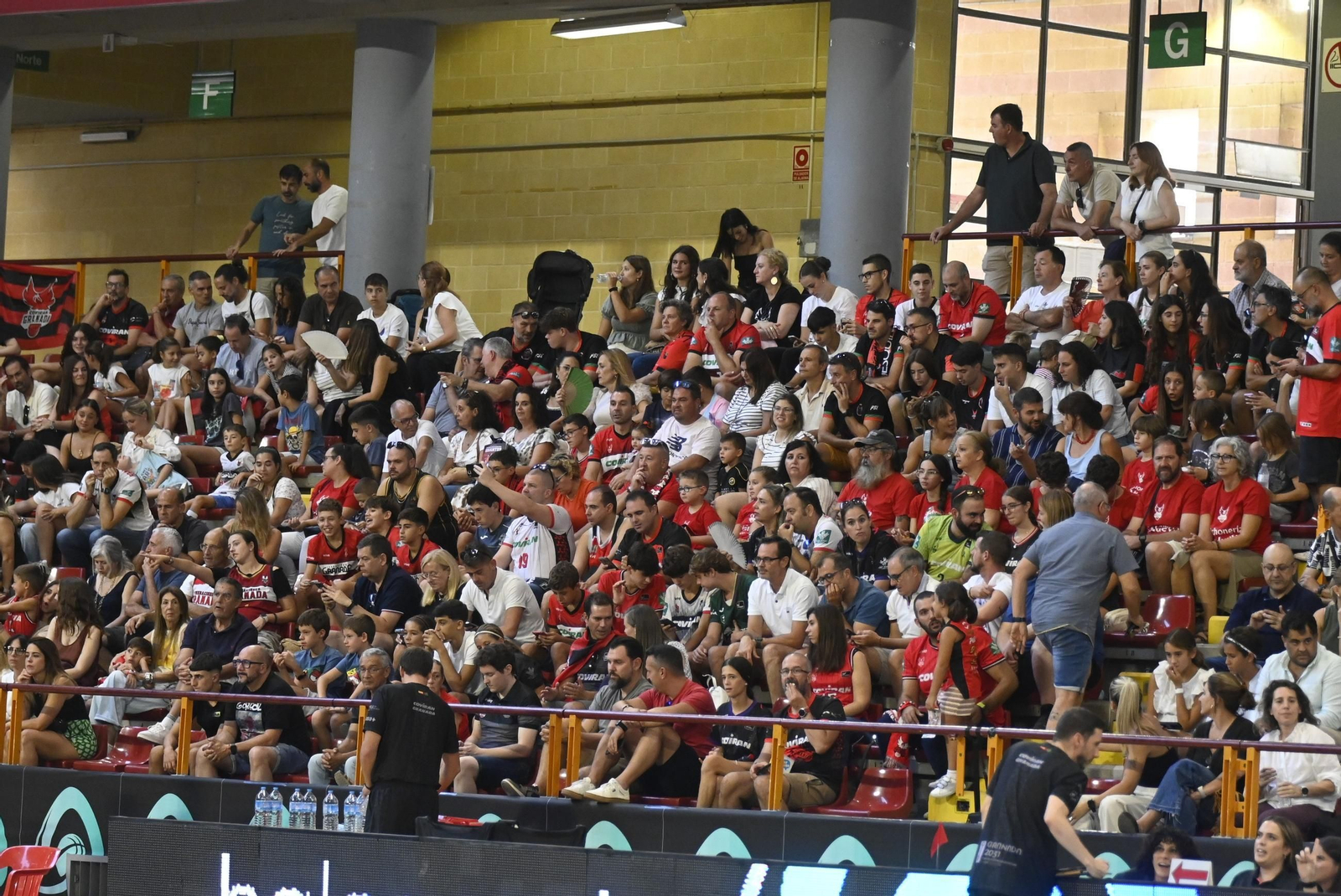 Las mejores fotos del ambiente en Vista Alegre para el Unicaja - Covirán Granada de la Copa de Andalucía de baloncesto